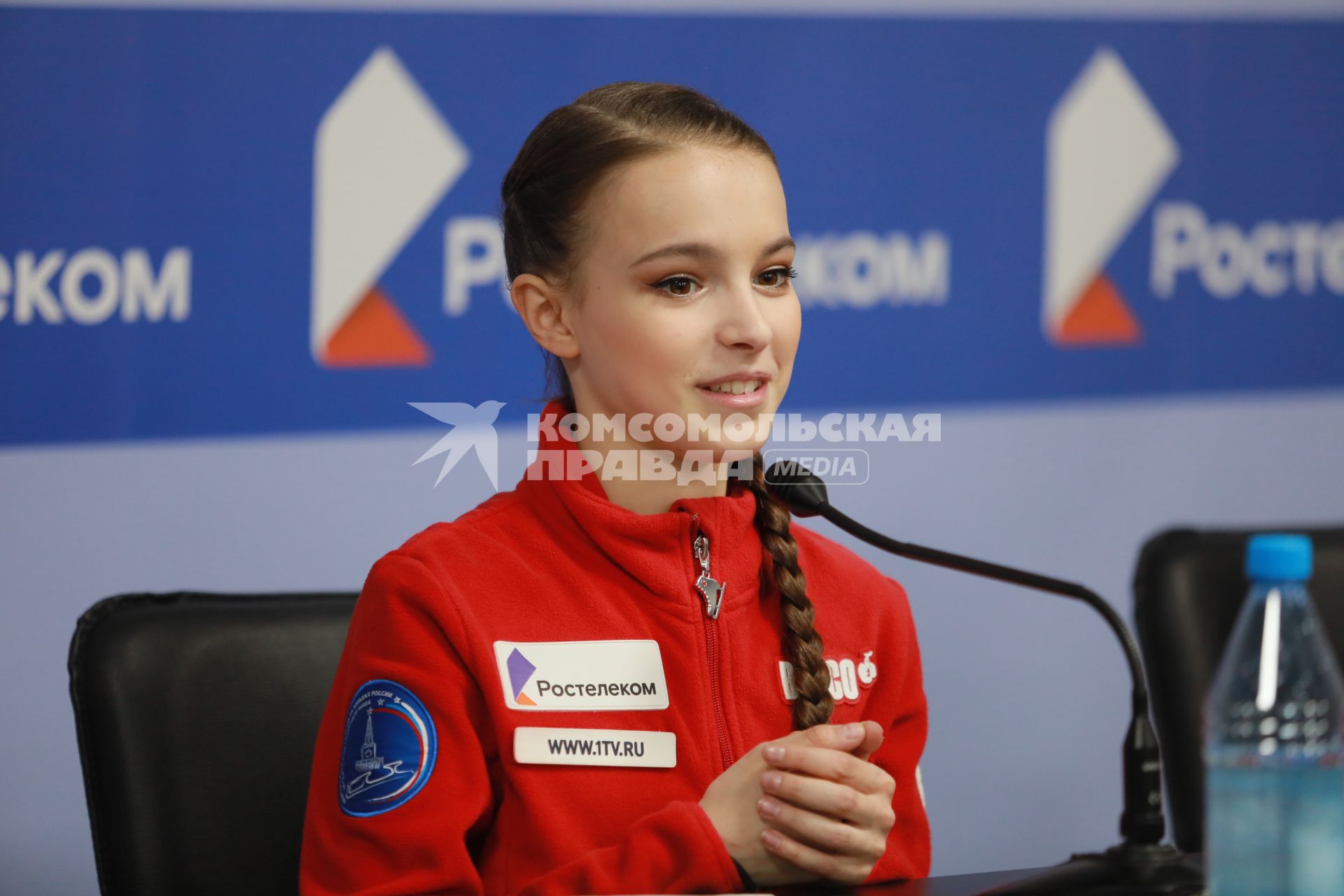 Красноярск. Спортсменка  Анна Щербакова во время итоговой пресс-конференции после выступления  в произвольной программе женского одиночного катания на чемпионате России по фигурному катанию в ледовом дворце `Платинум Арена Красноярск`.