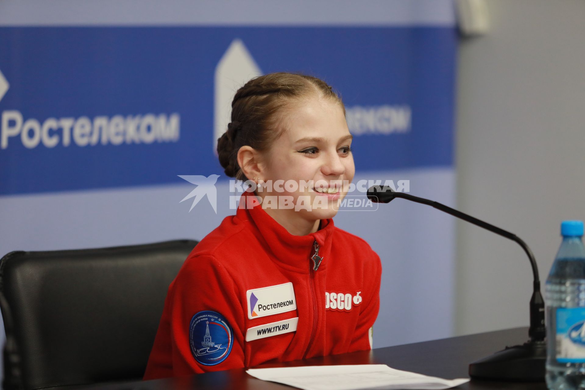 Красноярск. Спортсменка  Александра Трусова во время итоговой пресс-конференции после выступления  в произвольной программе женского одиночного катания на чемпионате России по фигурному катанию в ледовом дворце `Платинум Арена Красноярск`.