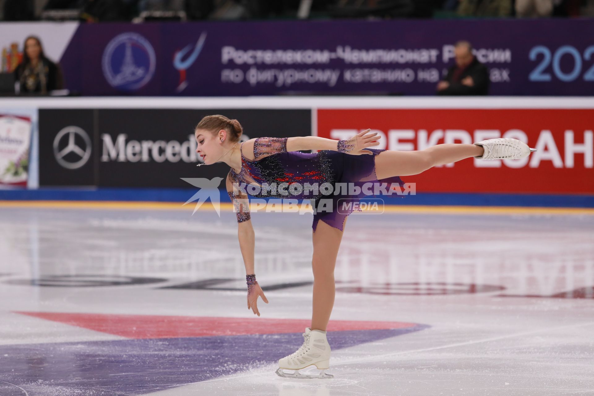 Красноярск. Спортсменка Алена Косторная во время выступления в произвольной программе женского одиночного катания на чемпионате России по фигурному катанию в ледовом дворце `Платинум Арена Красноярск`.