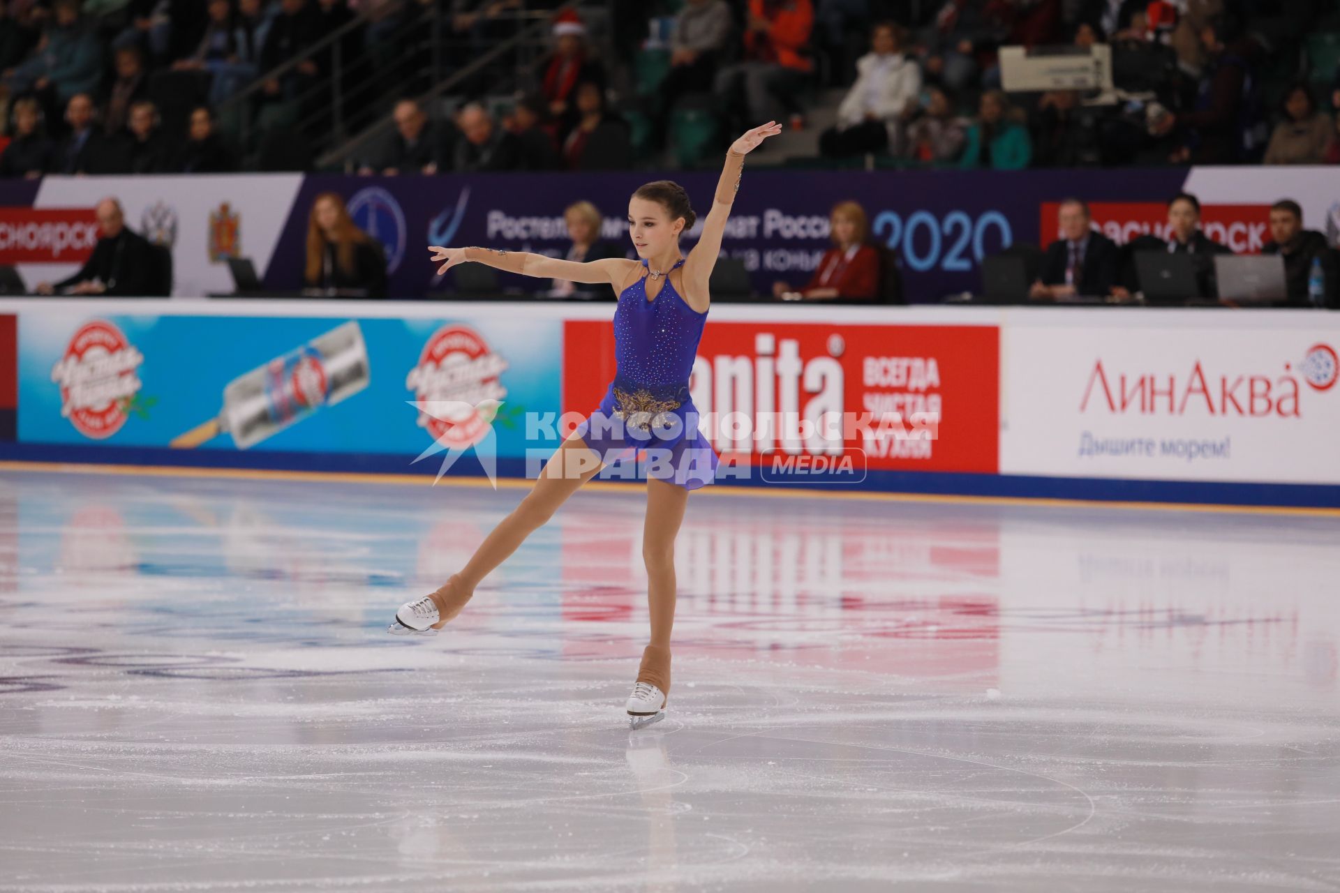 Красноярск. Спортсменка Анна Щербакова во время выступления в произвольной программе женского одиночного катания на чемпионате России по фигурному катанию в ледовом дворце `Платинум Арена Красноярск`.