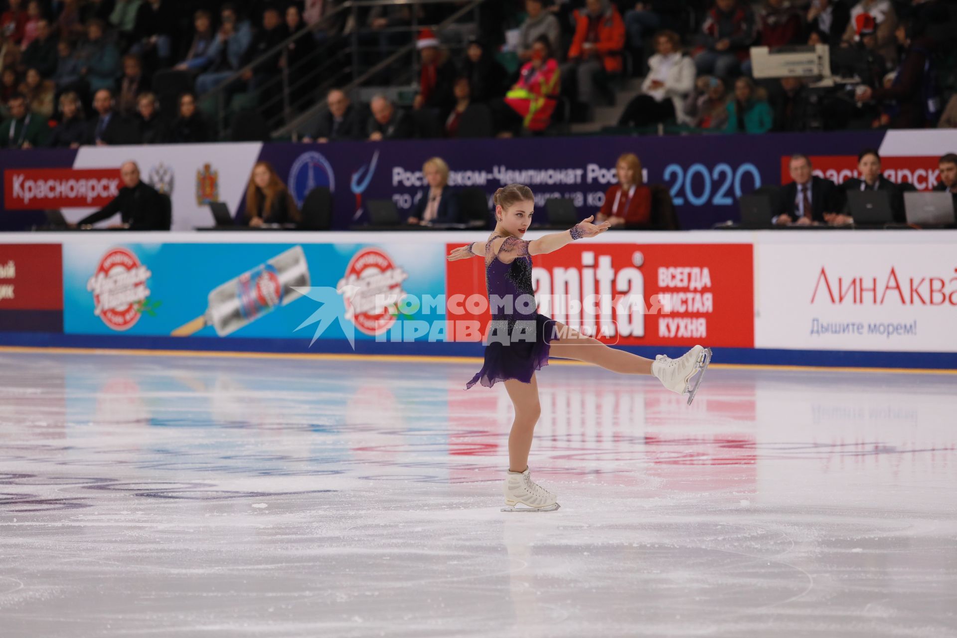 Красноярск. Спортсменка Алена Косторная во время выступления в произвольной программе женского одиночного катания на чемпионате России по фигурному катанию в ледовом дворце `Платинум Арена Красноярск`.