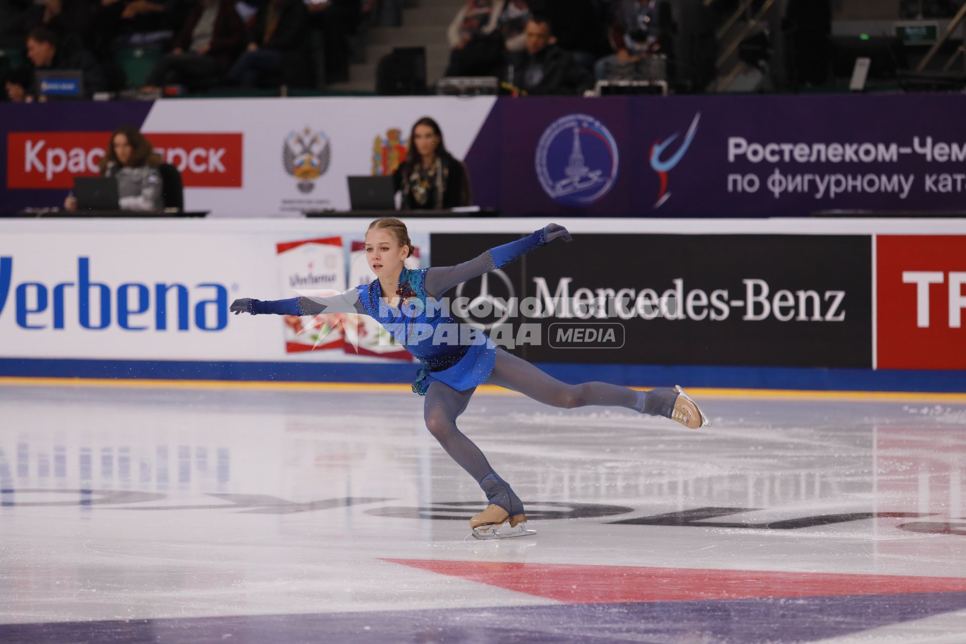 Красноярск. Спортсменка Александра Трусова во время выступления в произвольной программе женского одиночного катания на чемпионате России по фигурному катанию в ледовом дворце `Платинум Арена Красноярск`.