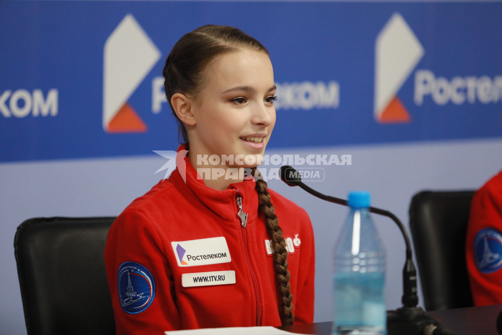 Красноярск. Спортсменка  Анна Щербакова во время итоговой пресс-конференции после выступления  в произвольной программе женского одиночного катания на чемпионате России по фигурному катанию в ледовом дворце `Платинум Арена Красноярск`.