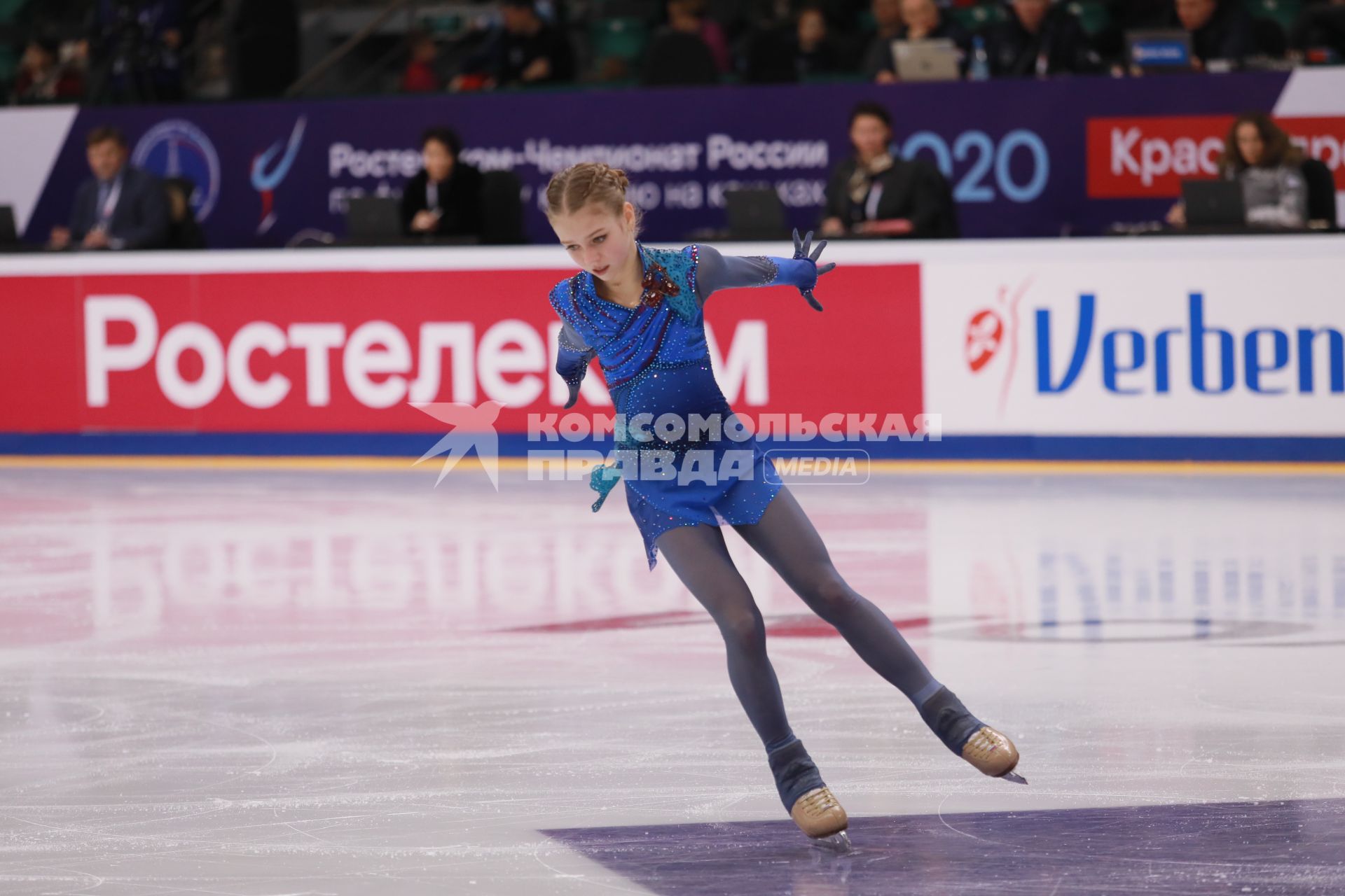 Красноярск. Спортсменка Александра Трусова во время выступления в произвольной программе женского одиночного катания на чемпионате России по фигурному катанию в ледовом дворце `Платинум Арена Красноярск`.