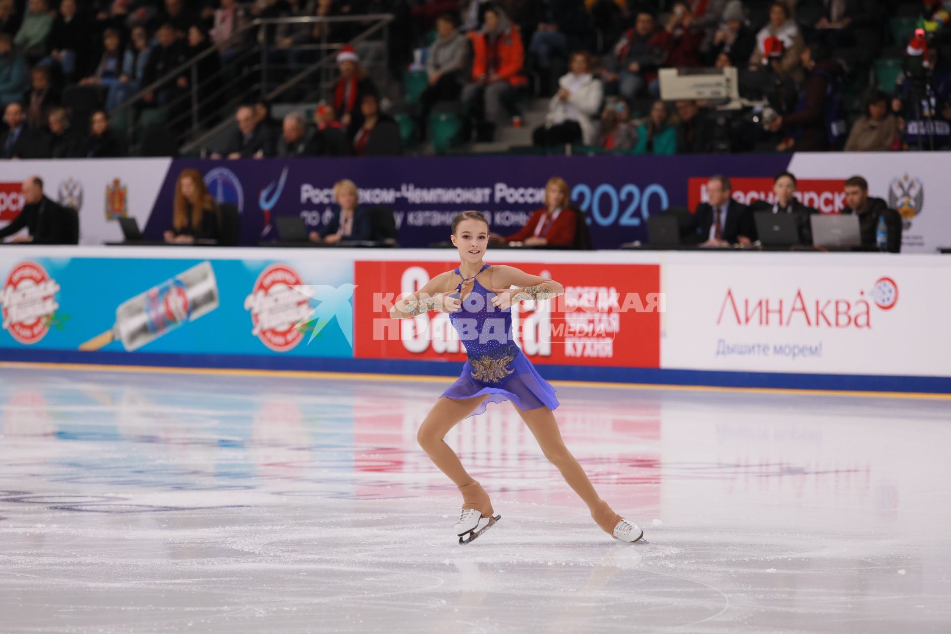 Красноярск. Спортсменка Анна Щербакова во время выступления в произвольной программе женского одиночного катания на чемпионате России по фигурному катанию в ледовом дворце `Платинум Арена Красноярск`.