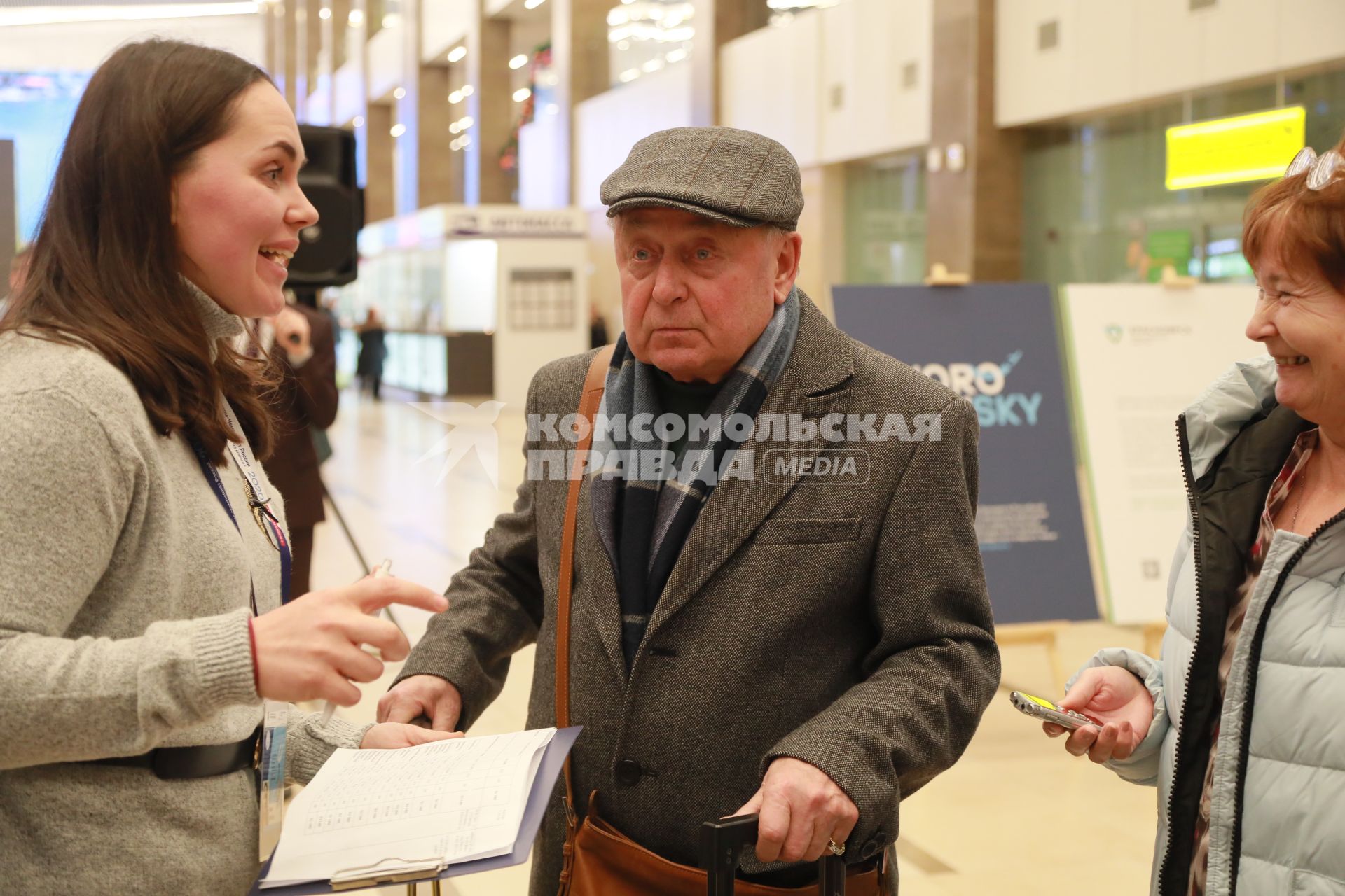 Красноярск.  Тренер Алексей Мишин в аэропорту Красноярска.