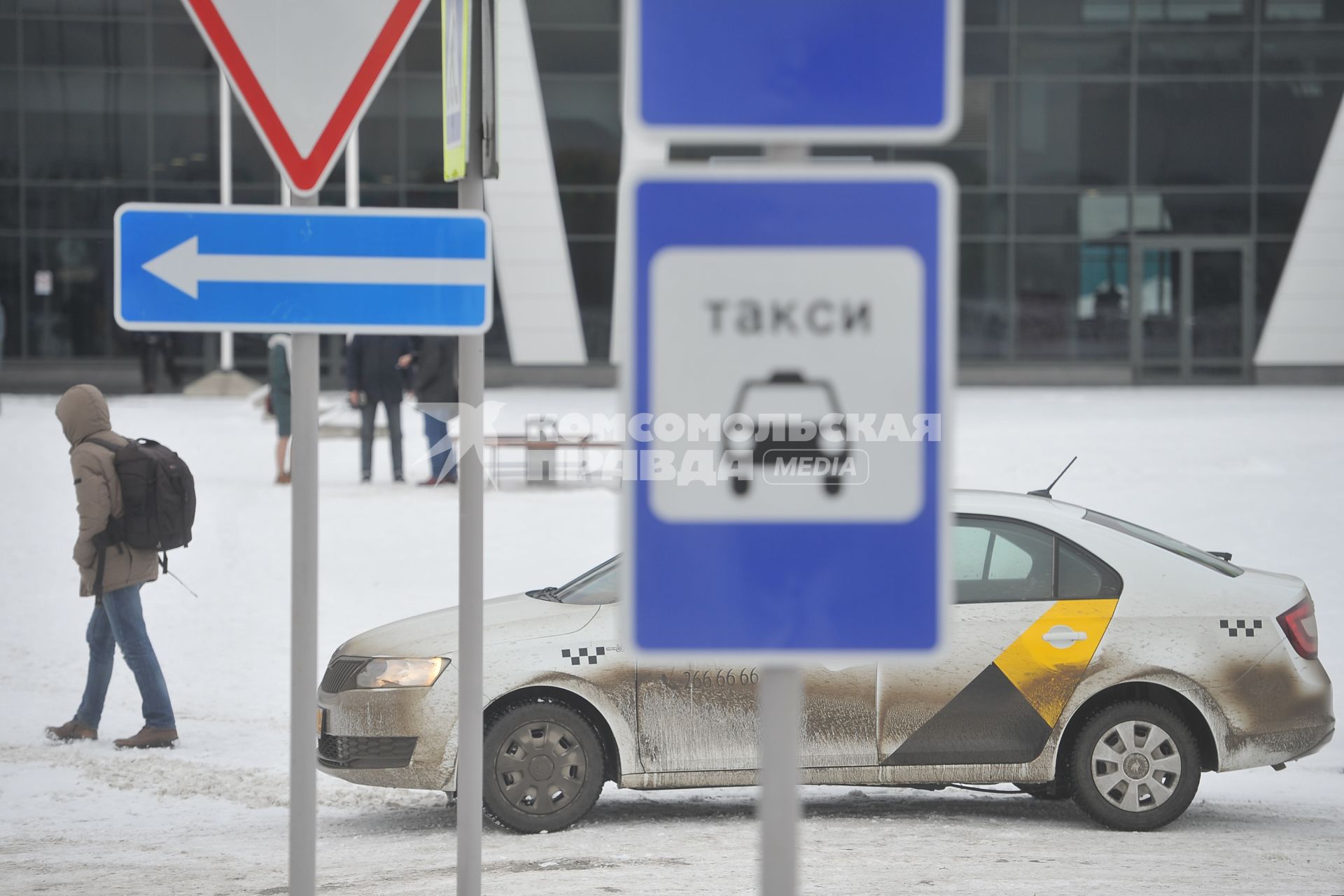 Екатеринбург. Машина такси в эжидании клиента