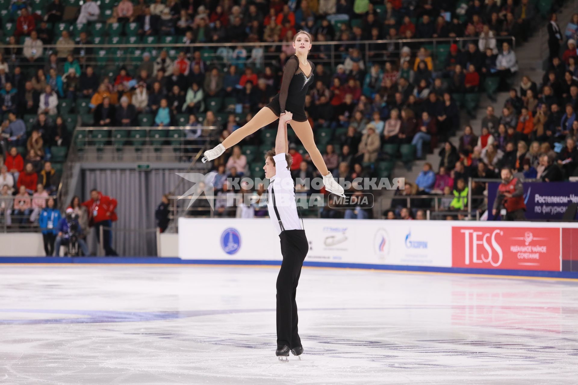 Красноярск.  Спортсмены Екатерина Белова и Дмитрий Чигирев  во время выступления в произвольной программе среди спортивных пар на чемпионате России по фигурному катанию в ледовом дворце `Платинум Арена Красноярск`.