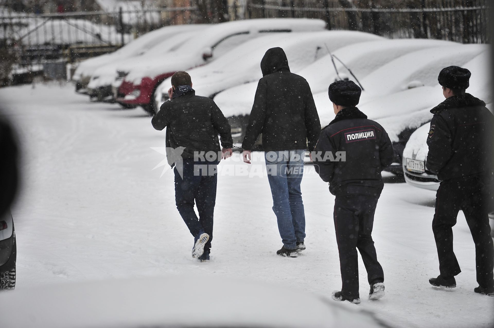 Екатеринбург. Поицейские сопровождают двух задержаных мужчин в суд