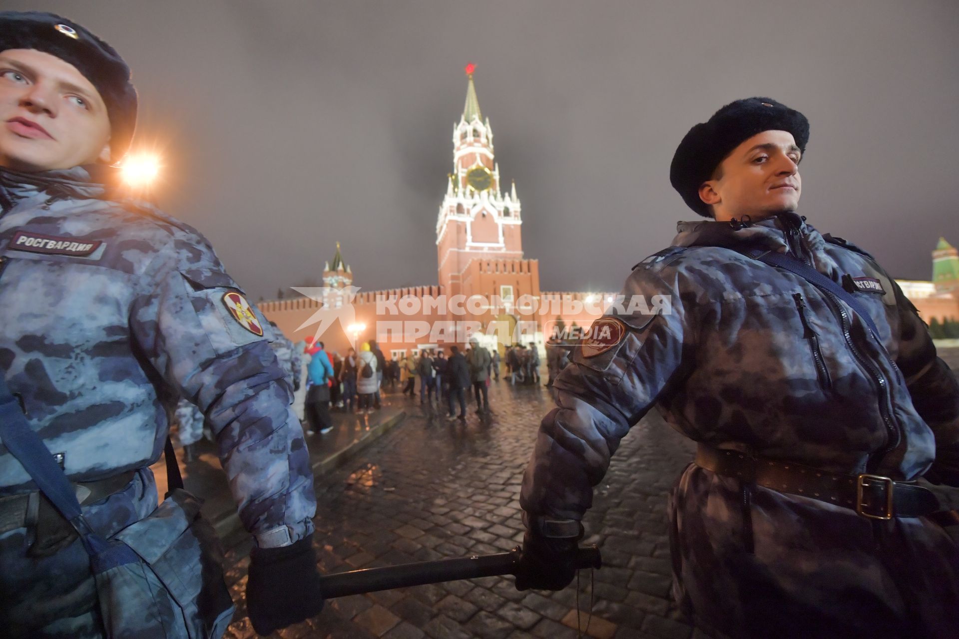 Москва.  Сотрудники Росгвардии в оцеплении во время Новогодних гуляний на Красной площади.