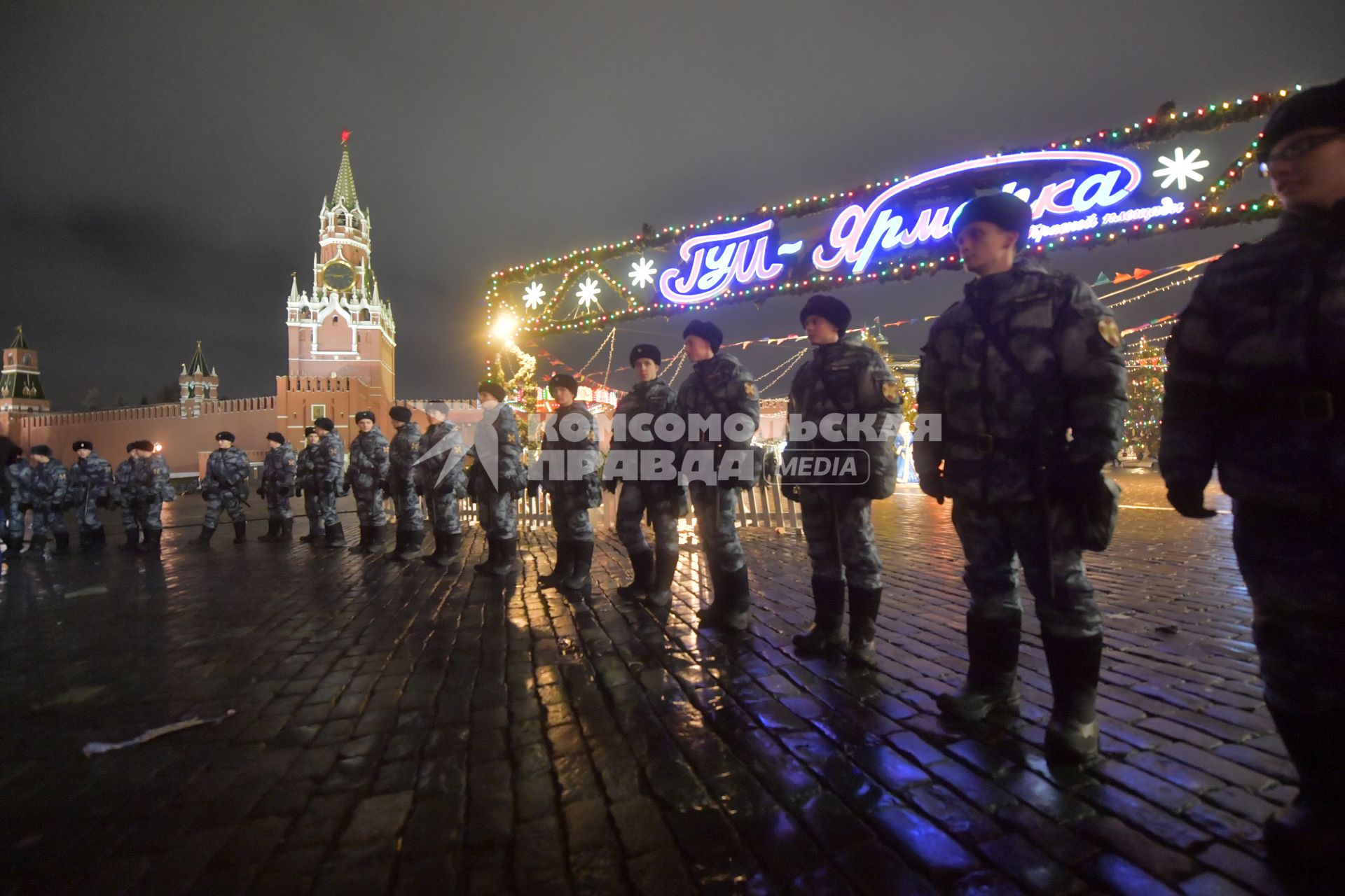 Москва.  Сотрудники Росгвардии в оцеплении во время Новогодних гуляний на Красной площади.