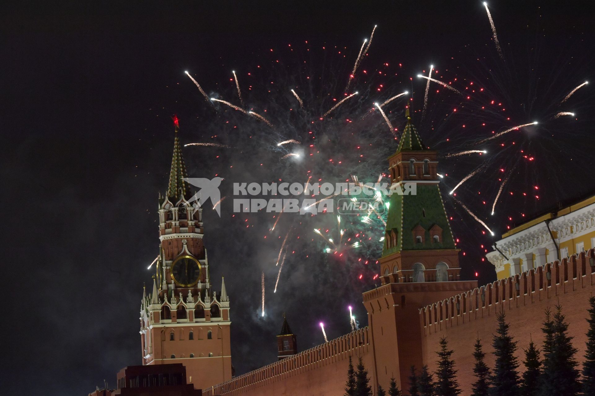 Москва.  Новогодний салют над Красной площадью.