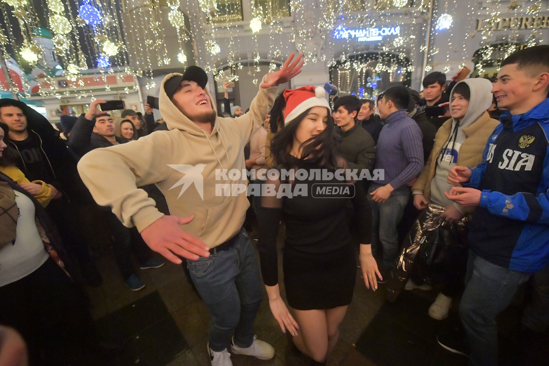 Москва.  Горожане во время Новогодних гуляний на Никольской улице.