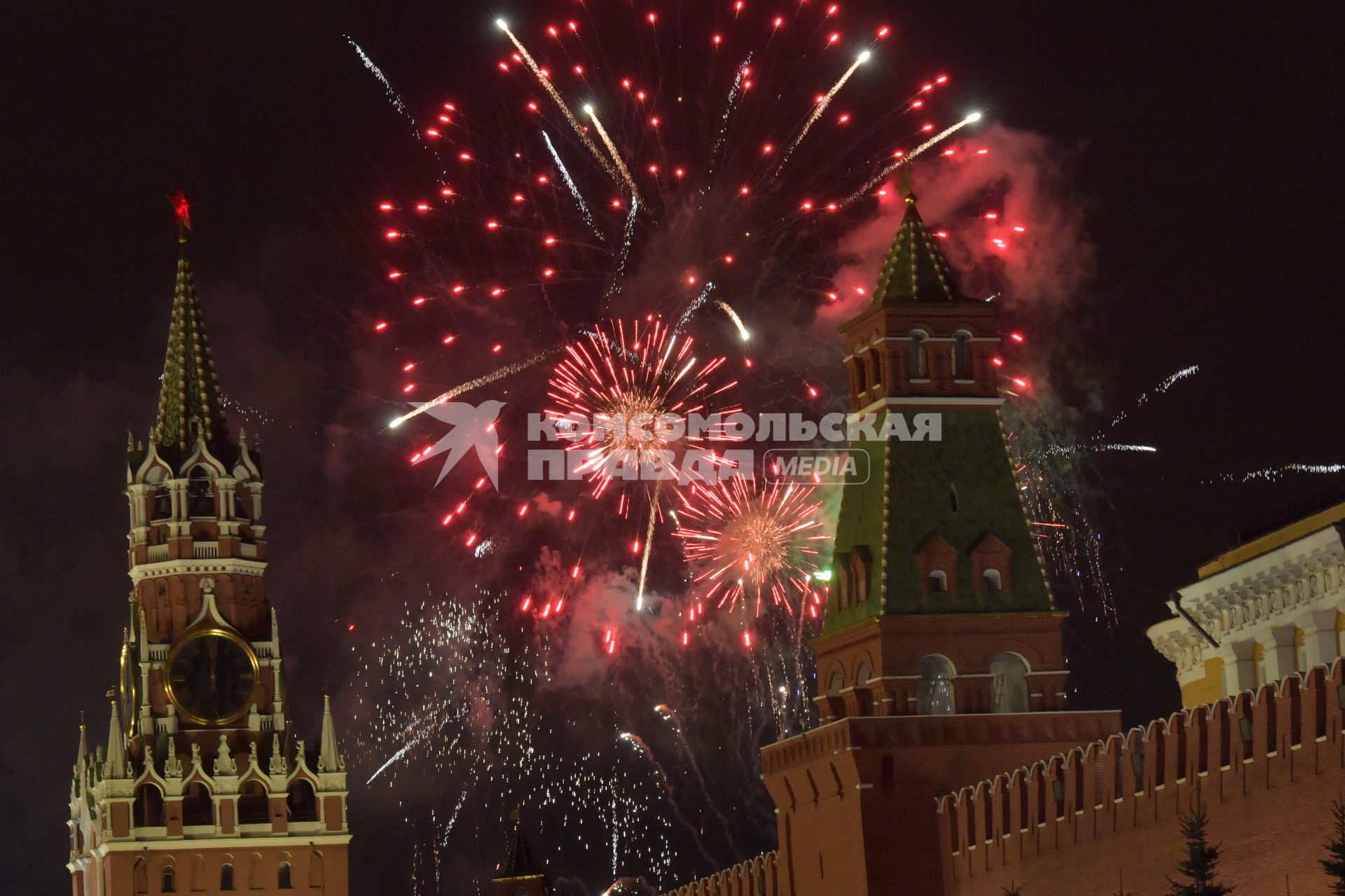 Москва.  Новогодний салют над Красной площадью.