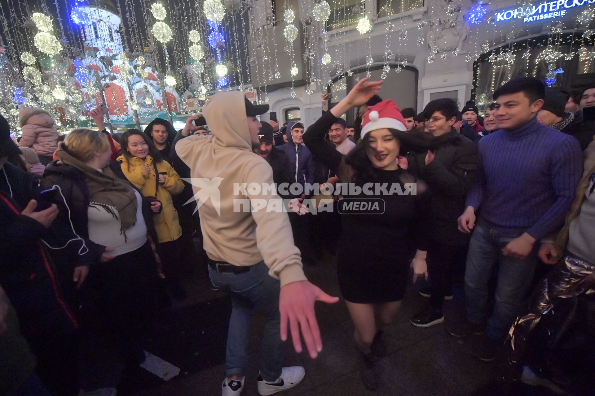 Москва.  Горожане во время Новогодних гуляний на Никольской улице.