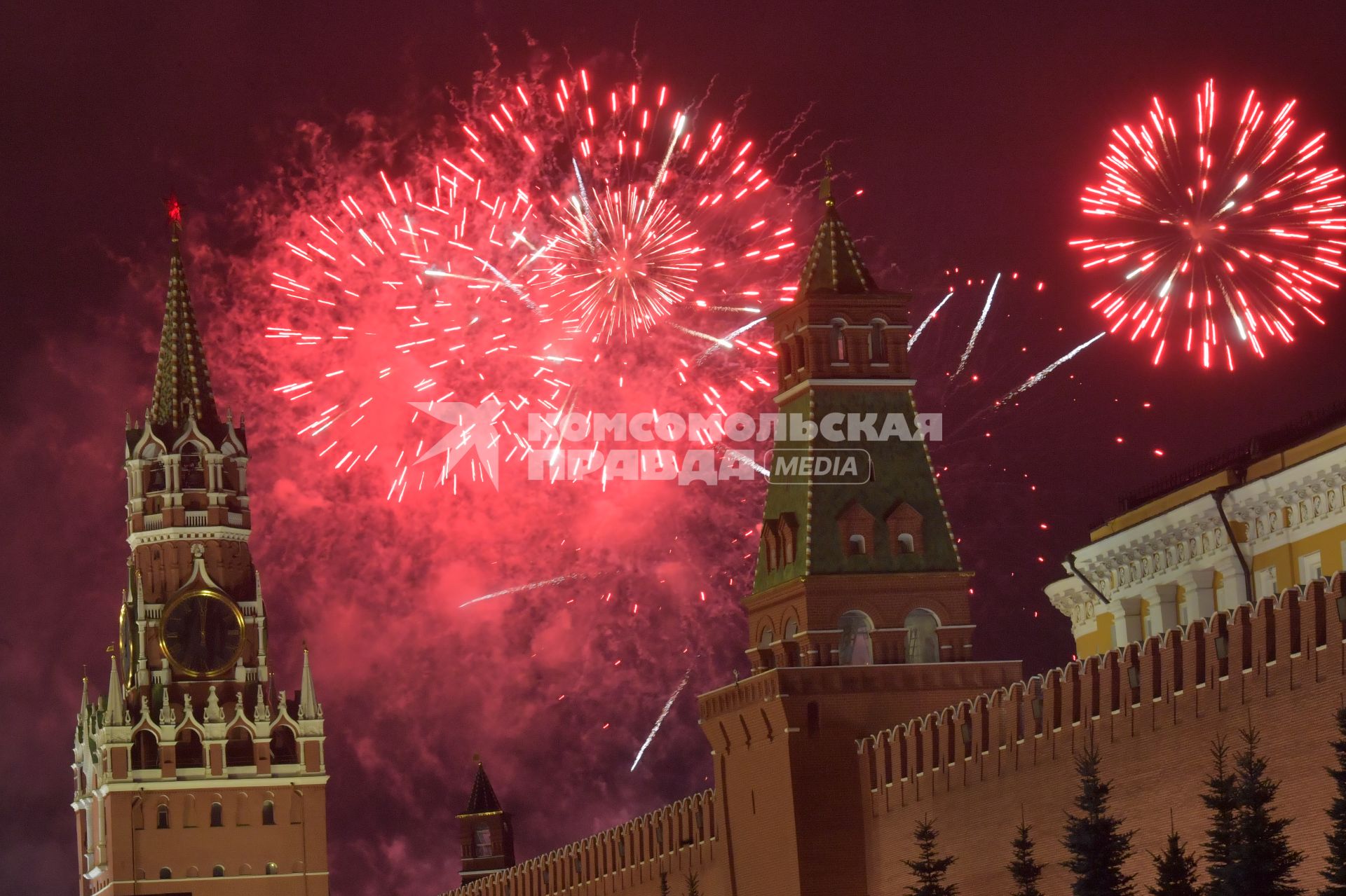 Москва.  Новогодний салют над Красной площадью.