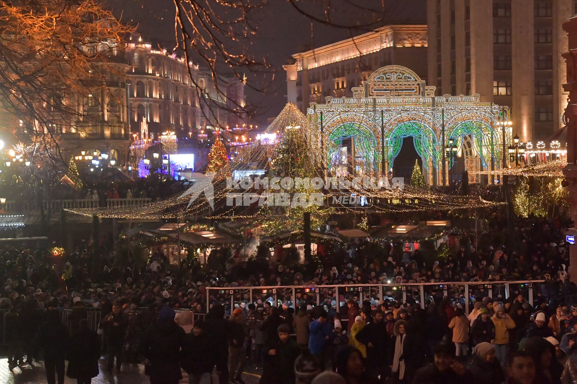 Москва.  Горожане во время Новогодних гуляний на Манежной площади.