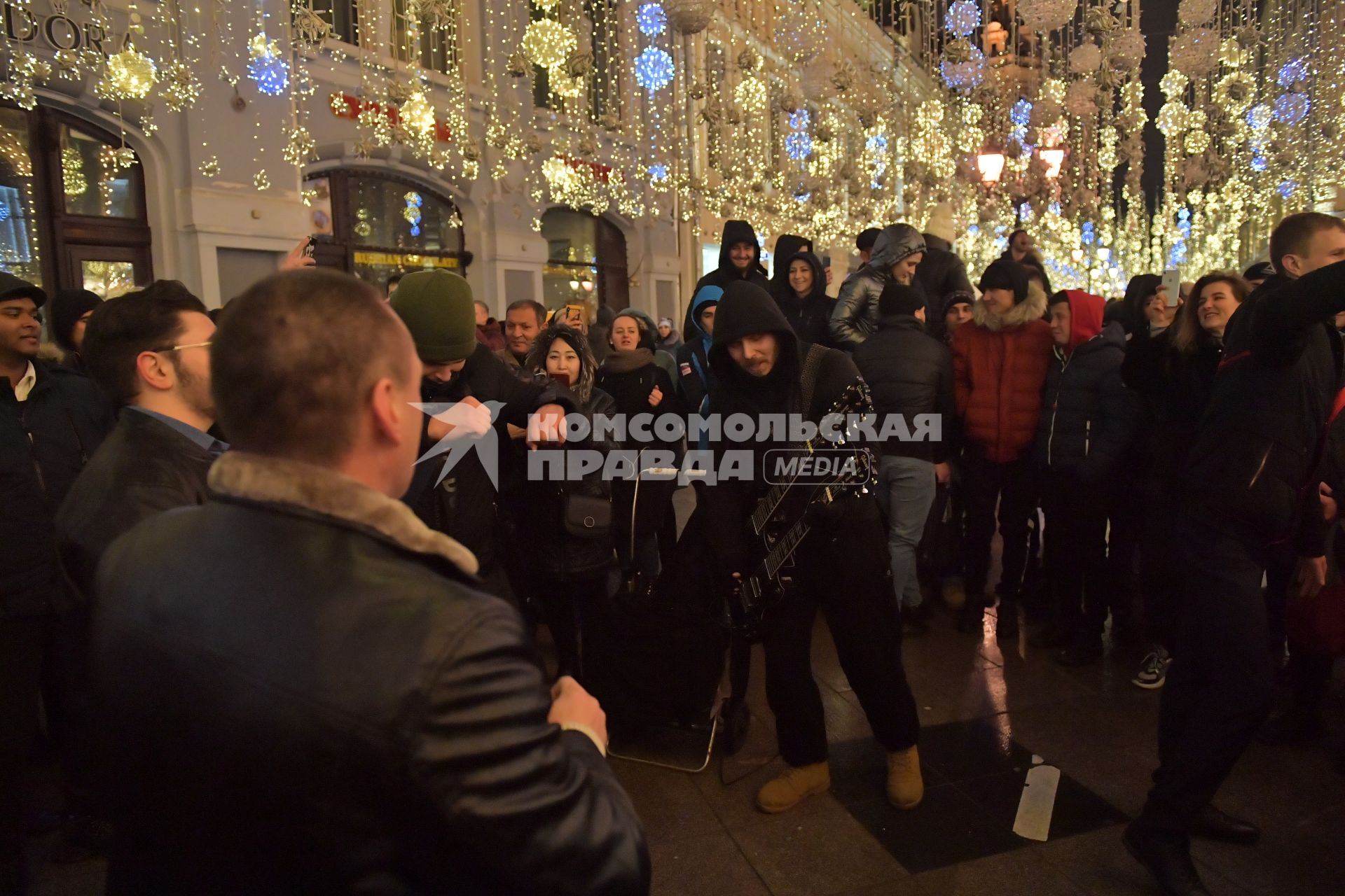 Москва.  Горожане во время Новогодних гуляний на Никольской улице.