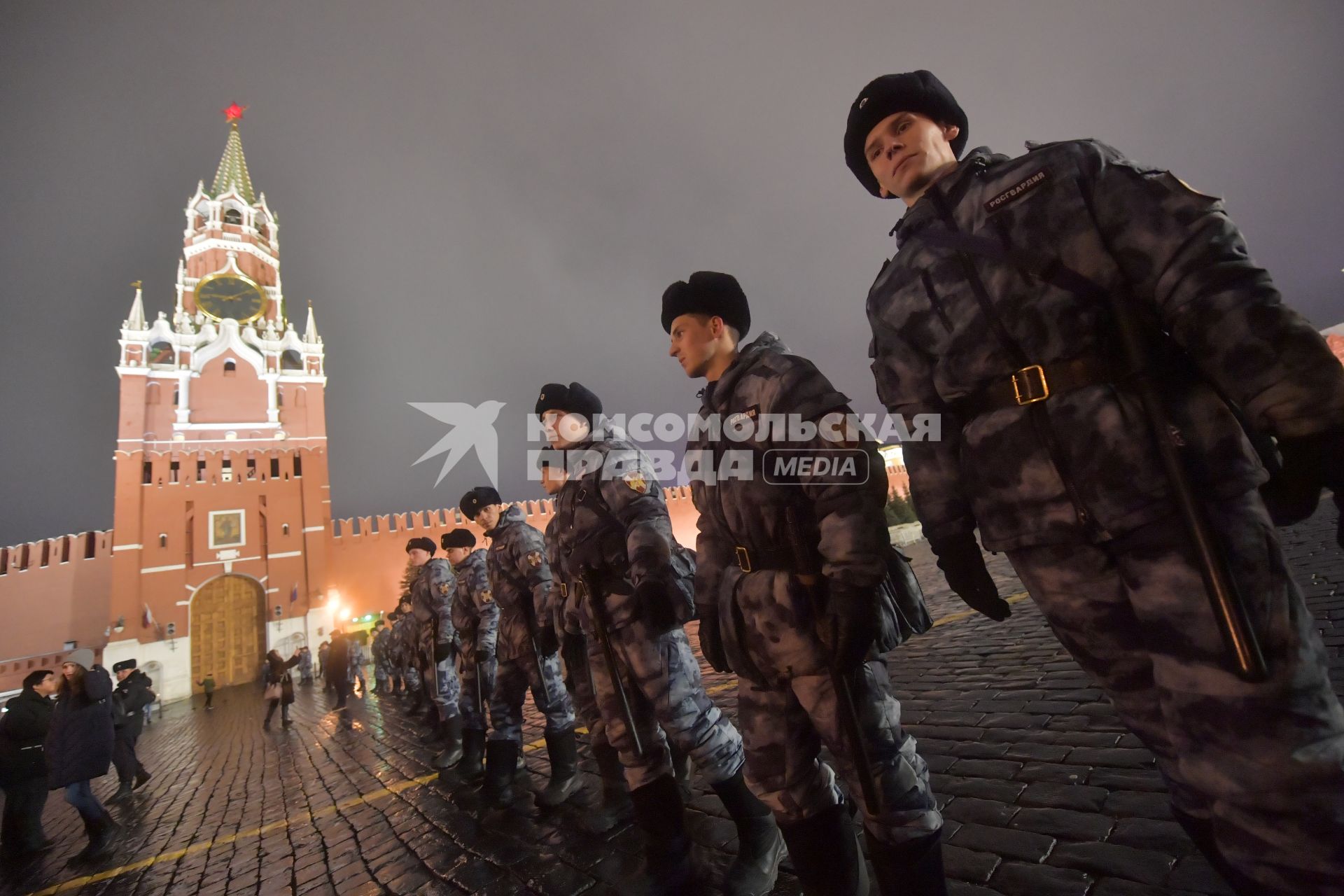 Москва.  Сотрудники Росгвардии в оцеплении во время Новогодних гуляний на Красной площади.