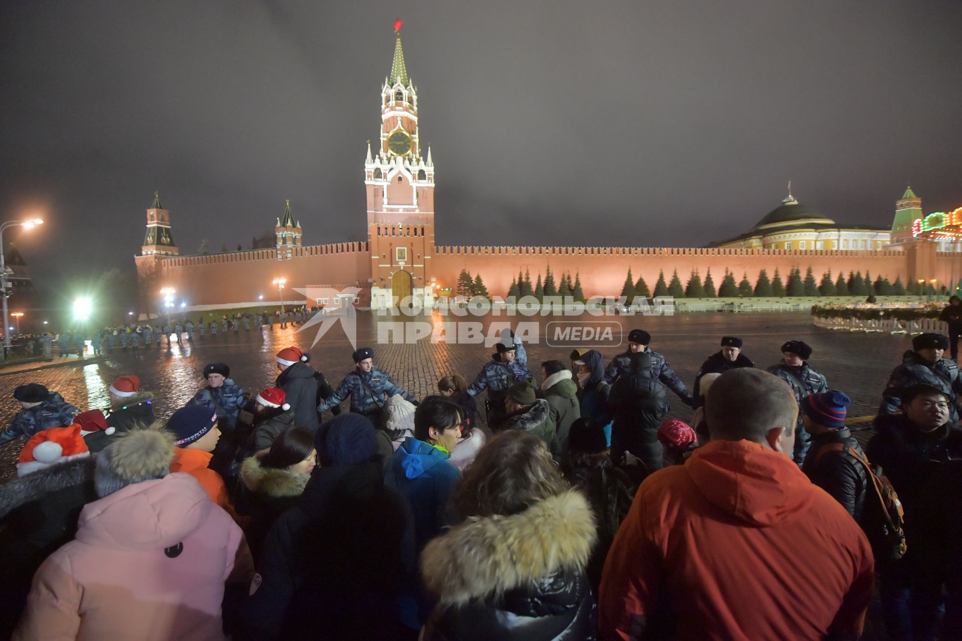 Москва.  Сотрудники Росгвардии в оцеплении во время Новогодних гуляний на Красной площади.