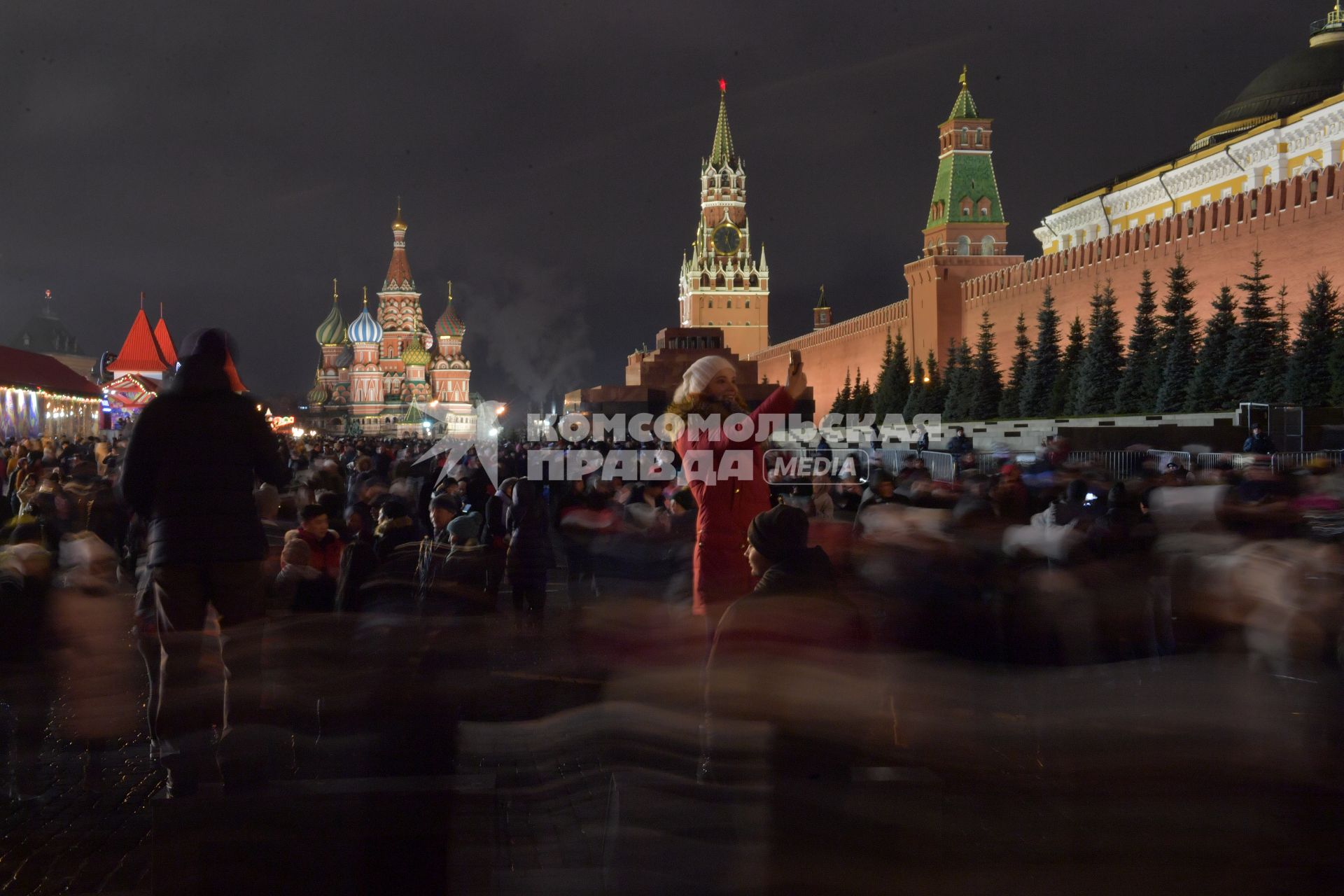 Москва.  Горожане во время Новогодних гуляний на Красной площади.