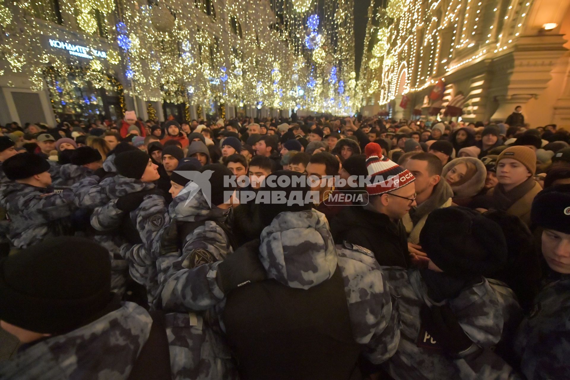 Москва.  Горожане во время Новогодних гуляний на Никольской улице.