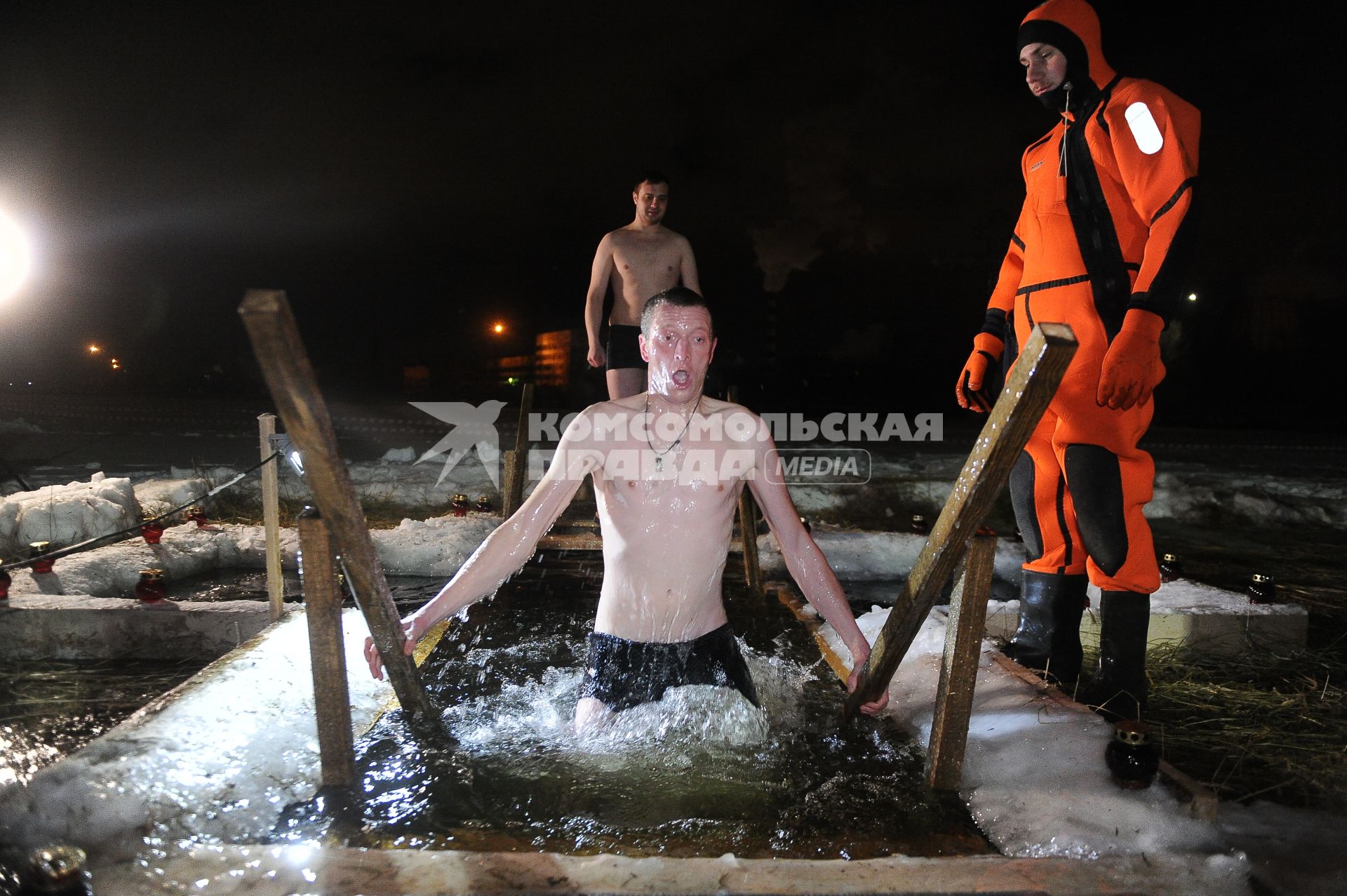 Екатеринбург. Мужчина в проруби во время крещенских купаний в Верх-Исетском пруду при температуре -2 градуса