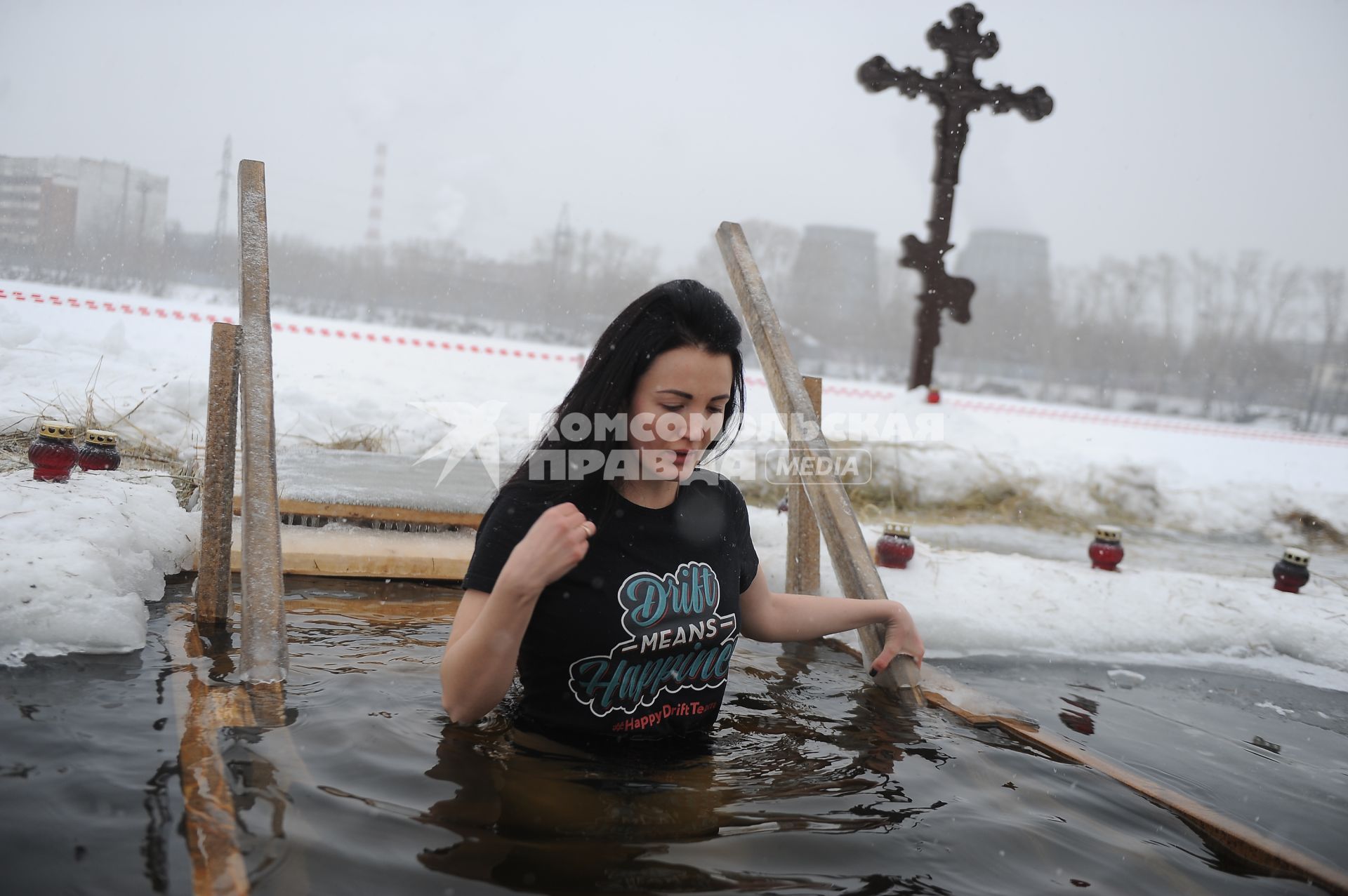 Екатеринбург. Девушка окунается в проруби во время крещенских купаний на Верх-Исетском пруду при температуре -3 градуса