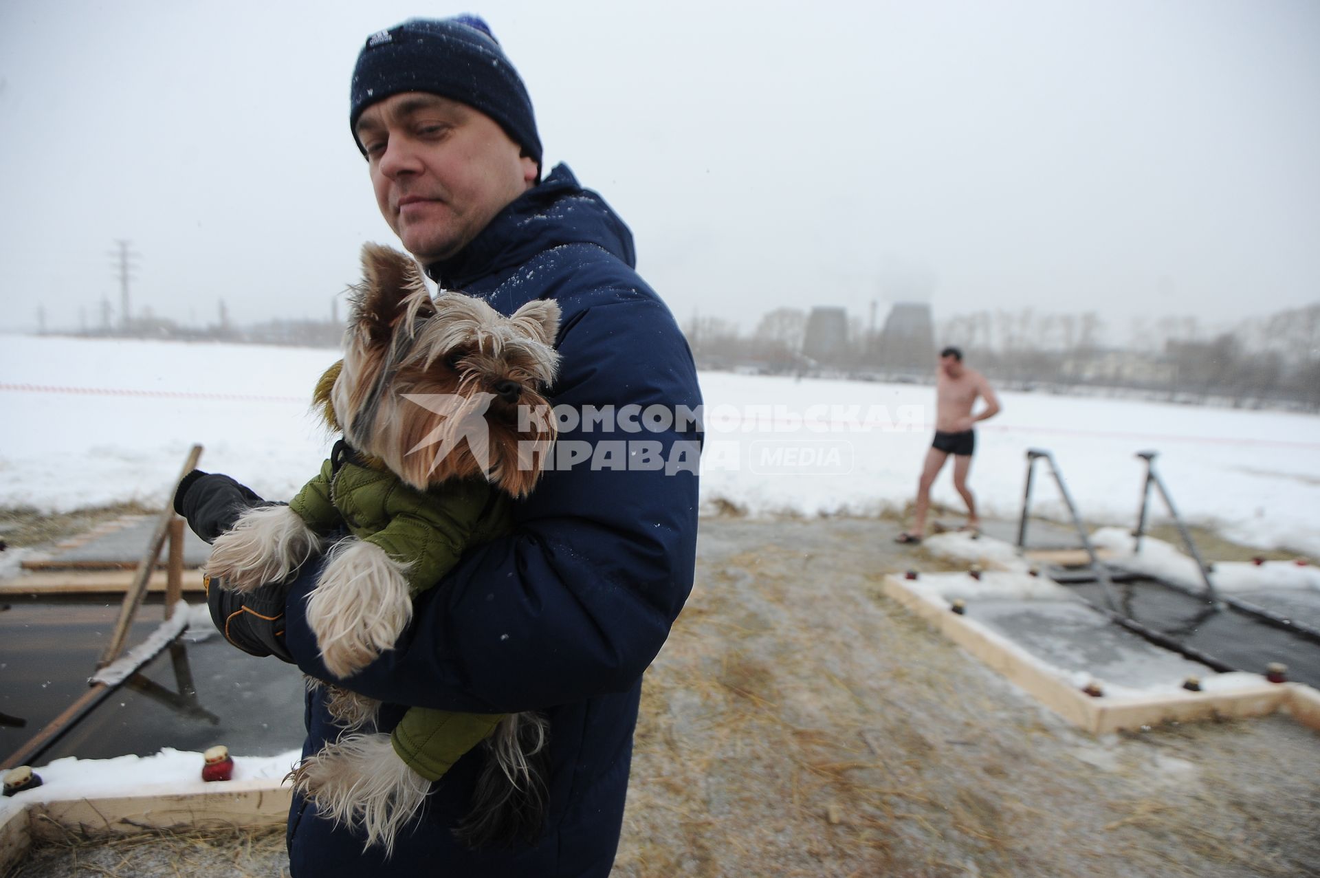 Екатеринбург. Мужчинас собачкой во время крещенских купаний на Верх-Исетском пруду при температуре -3 градуса