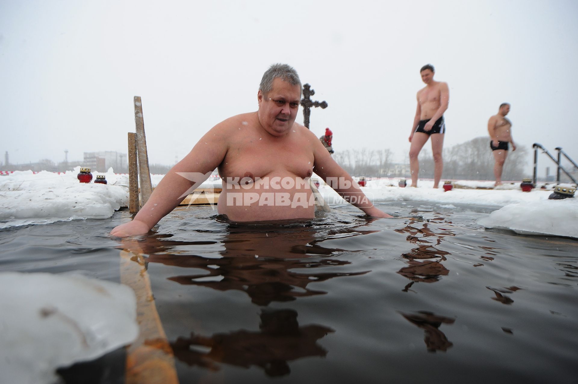 Екатеринбург. Мужчина окунается в проруби во время крещенских купаний на Верх-Исетском пруду при температуре -3 градуса