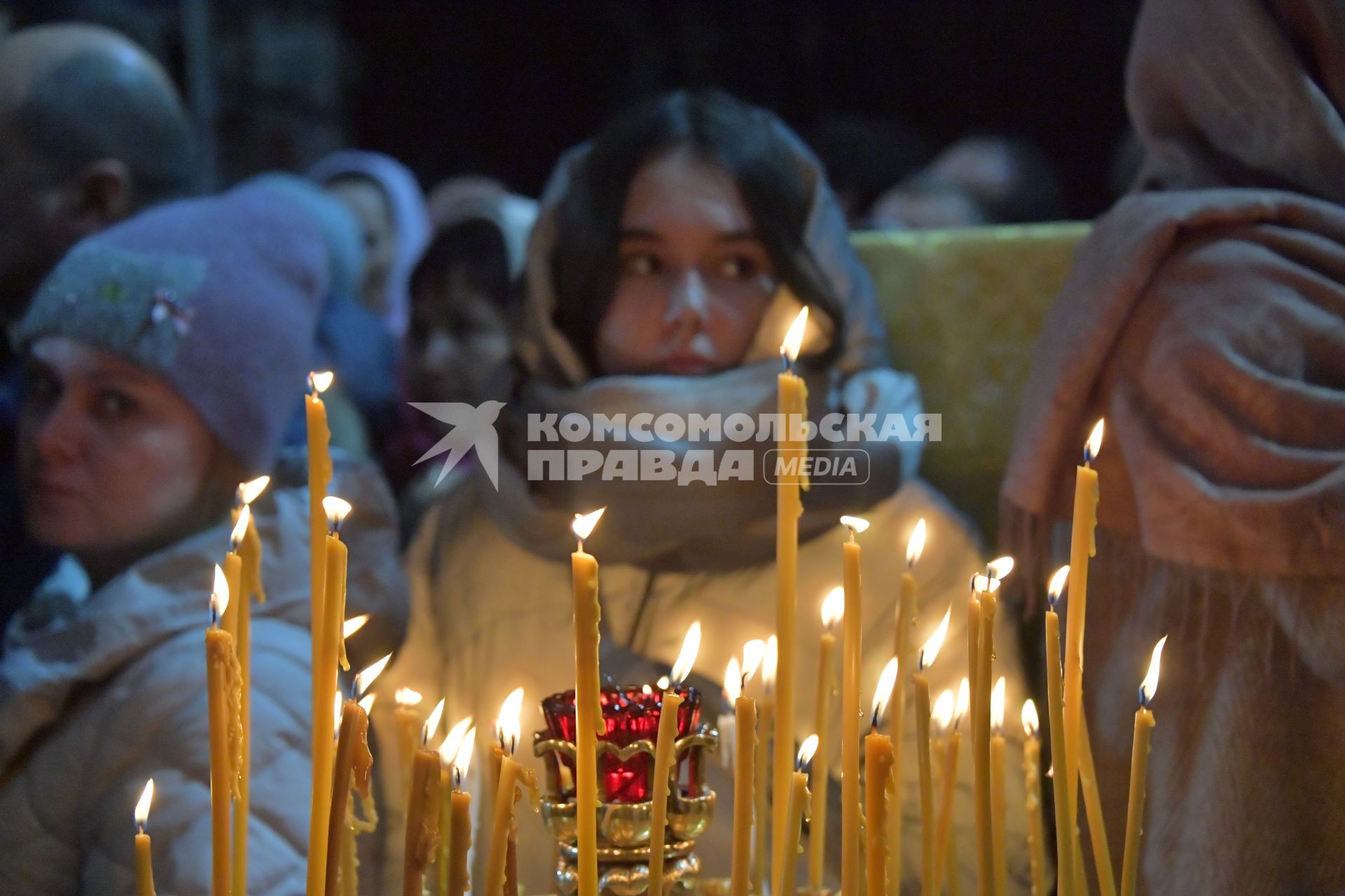 Москва.  Верующие во время Рождественского богослужения в храме Христа Спасителя.