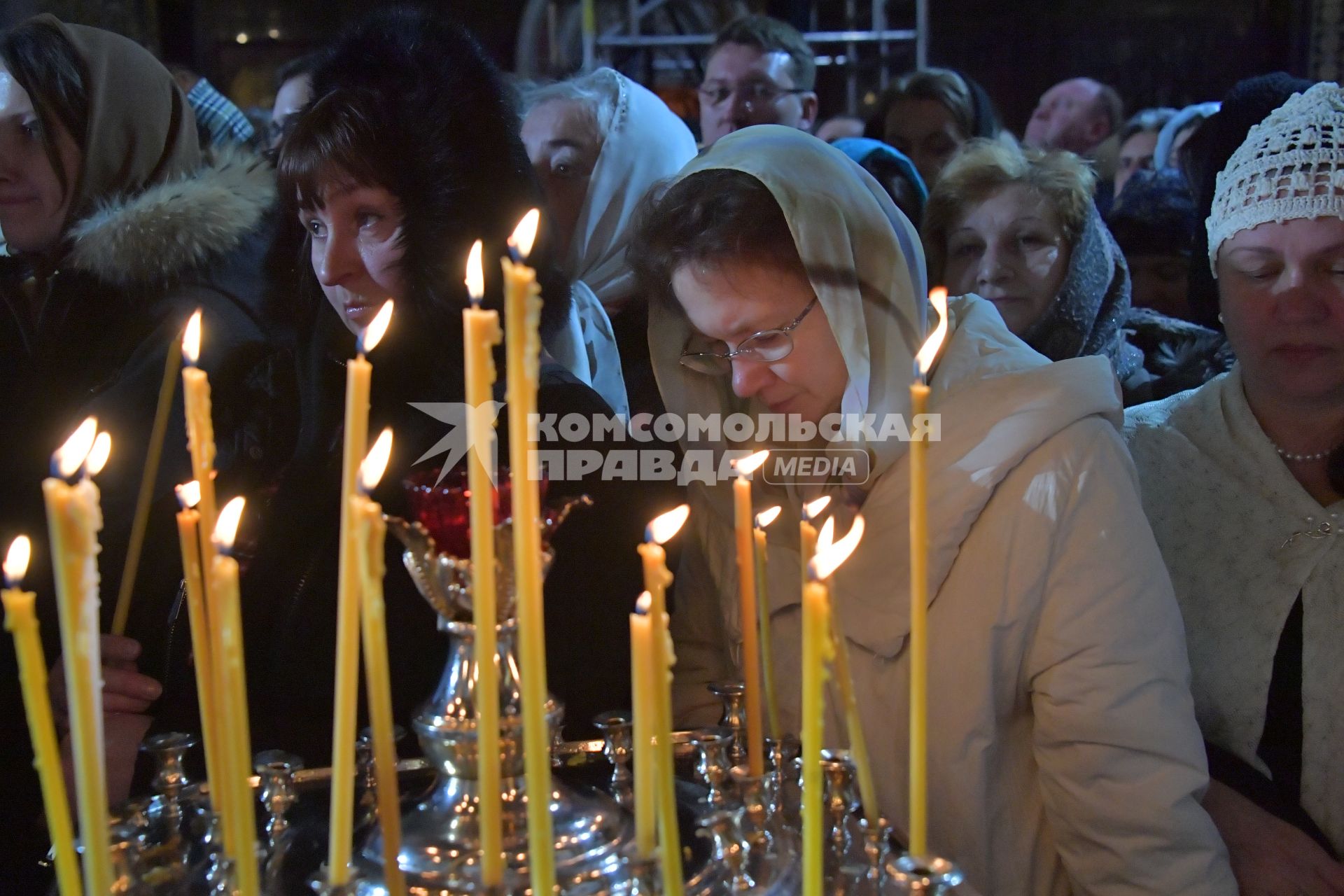 Москва.  Верующие во время Рождественского богослужения в храме Христа Спасителя.