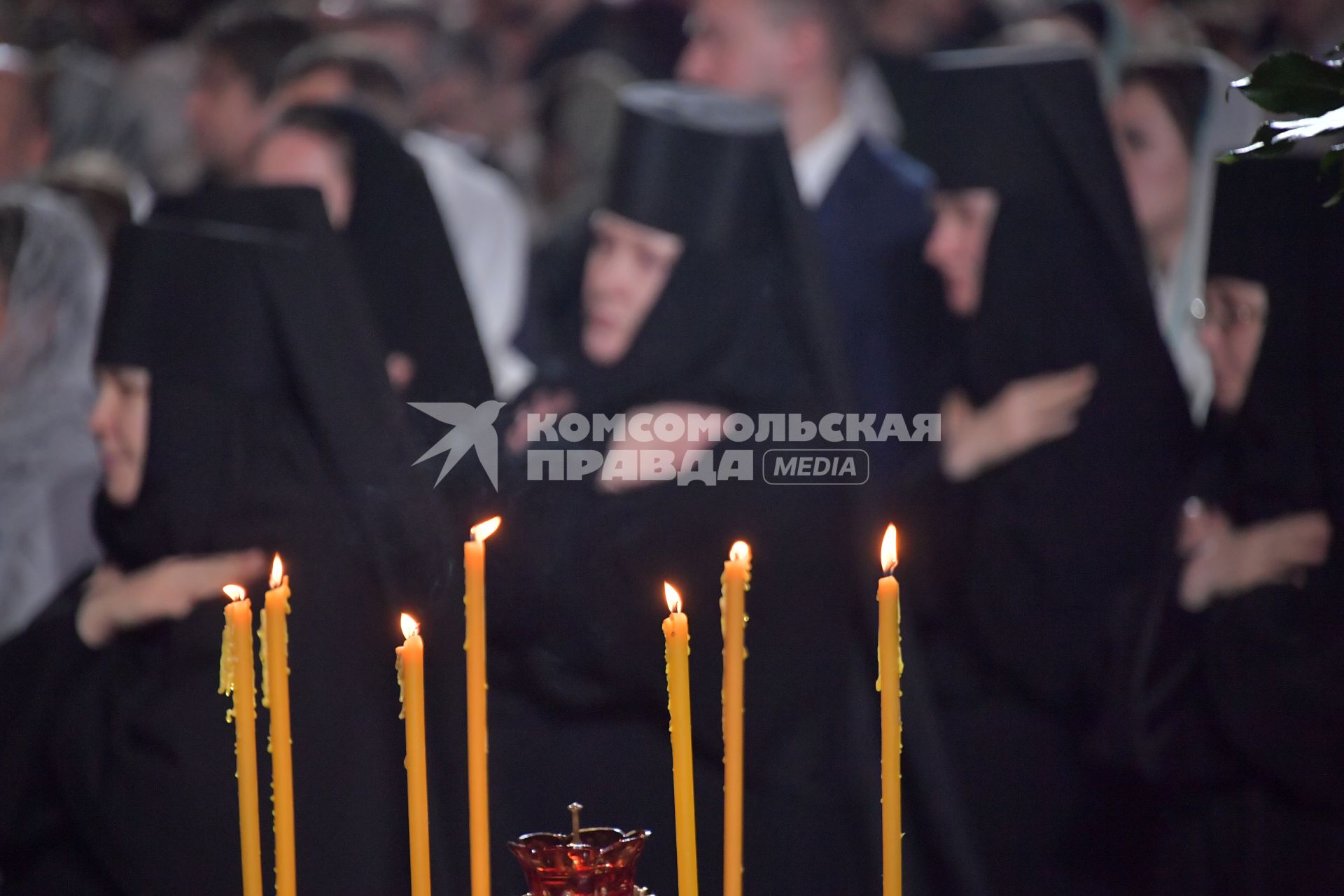 Москва. Монахини во время Рождественского богослужения в храме Христа Спасителя.