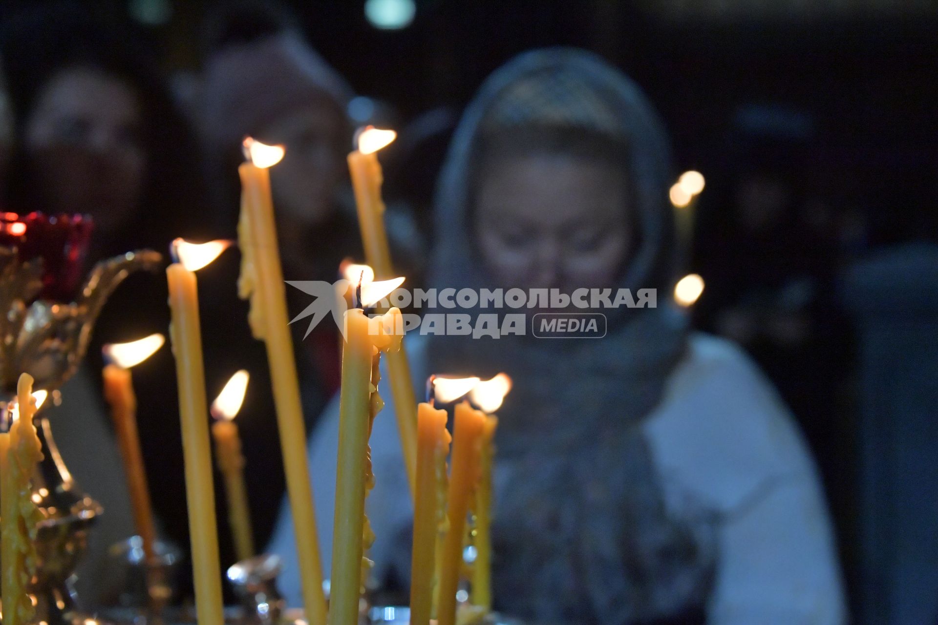 Москва.  Верующие во время Рождественского богослужения в храме Христа Спасителя.