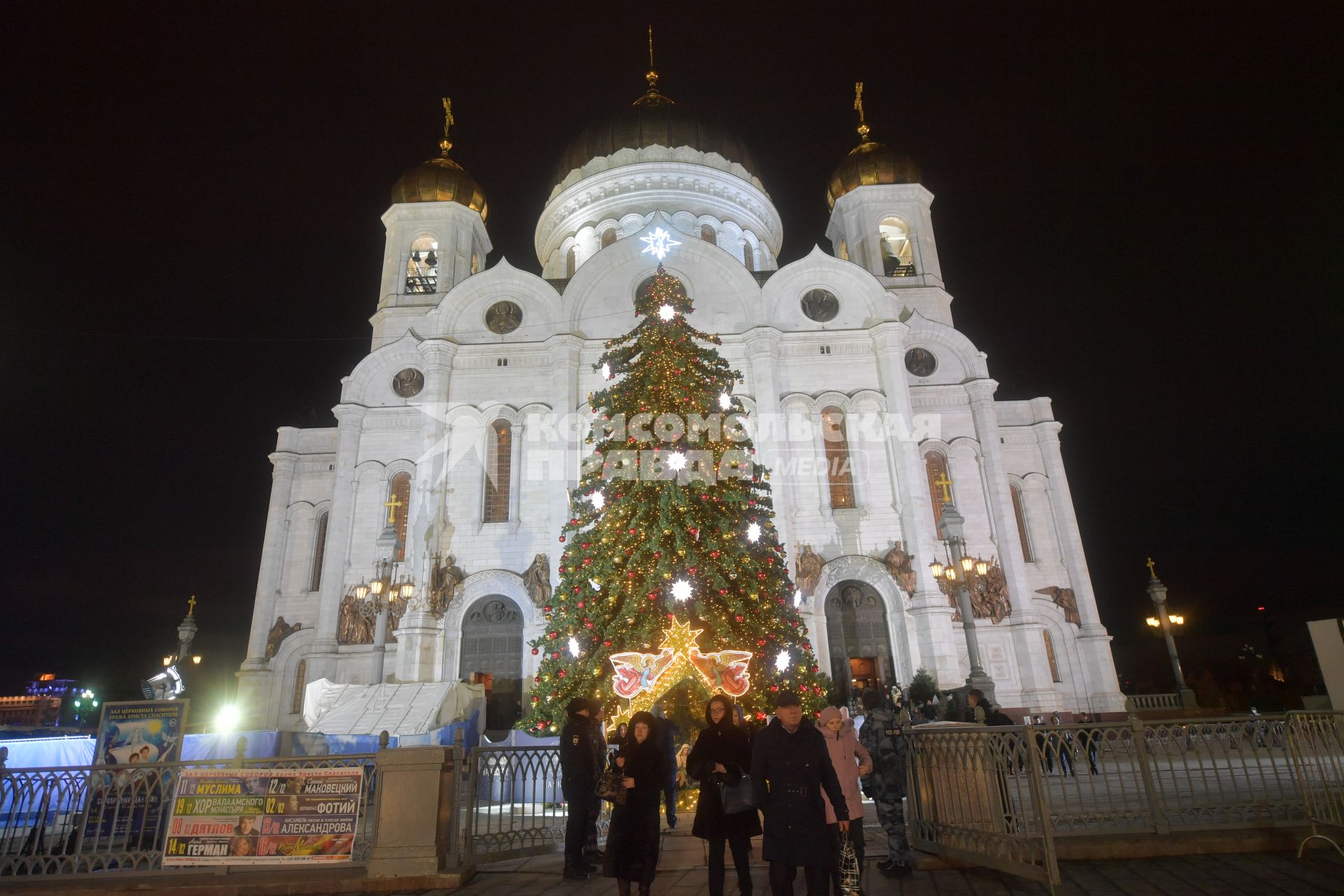 Москва.  Прохожане у Христа Спасителя.