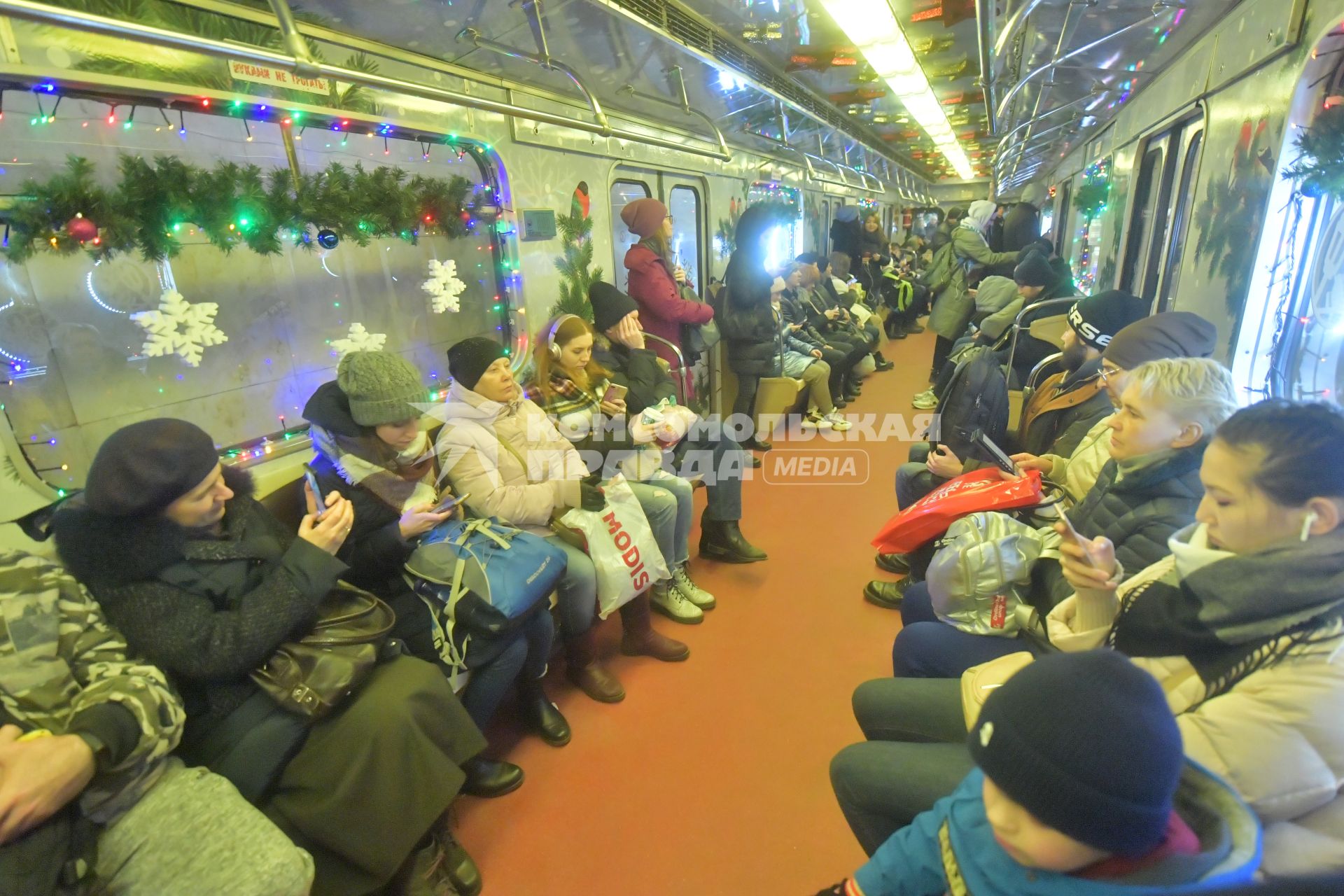 Москва.  Пассажиры в вагоне новогоднего поезда Московского метрополитена.