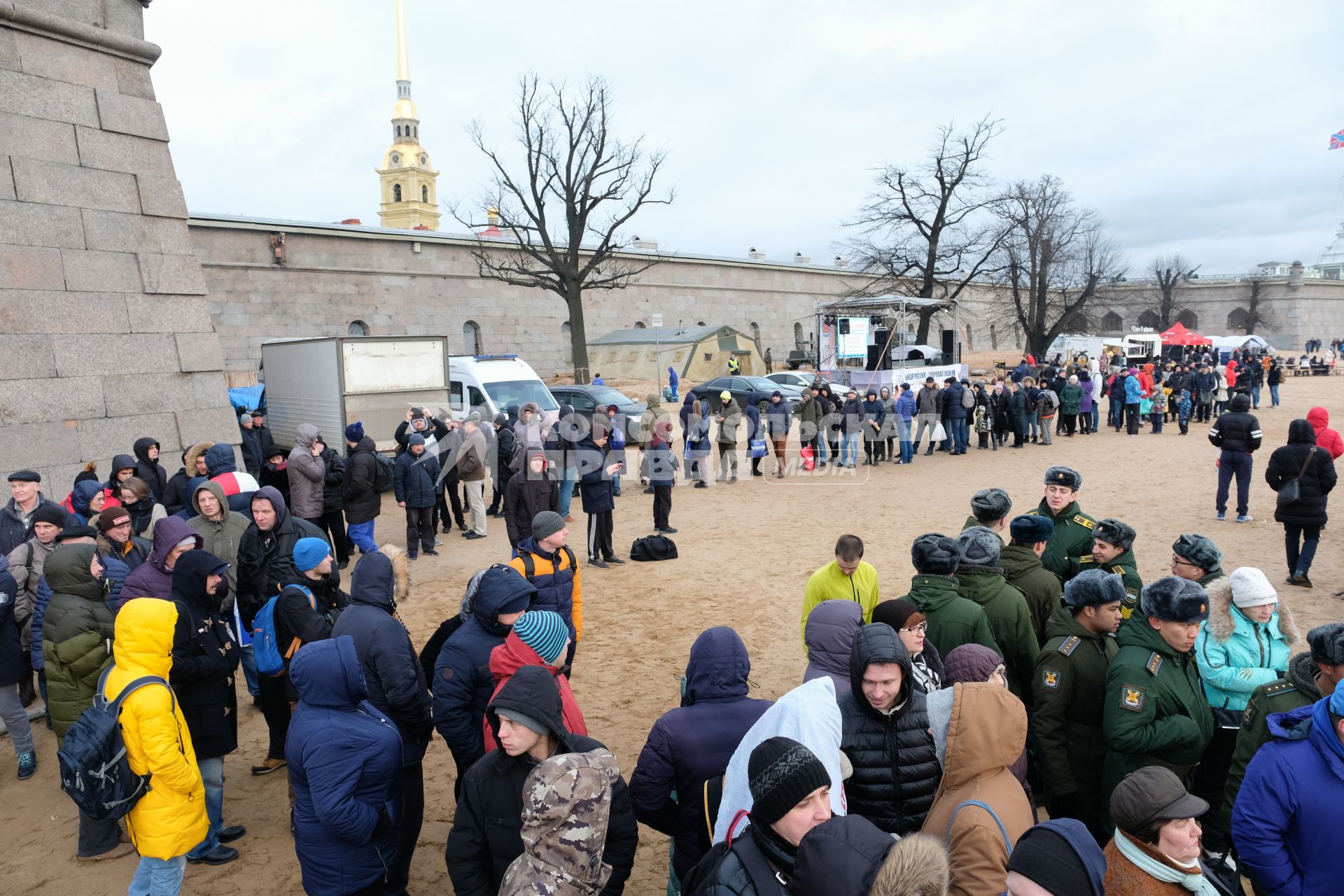 Санкт-Петербург. Крещенские купания в Неве у стен Петропавловской крепости.