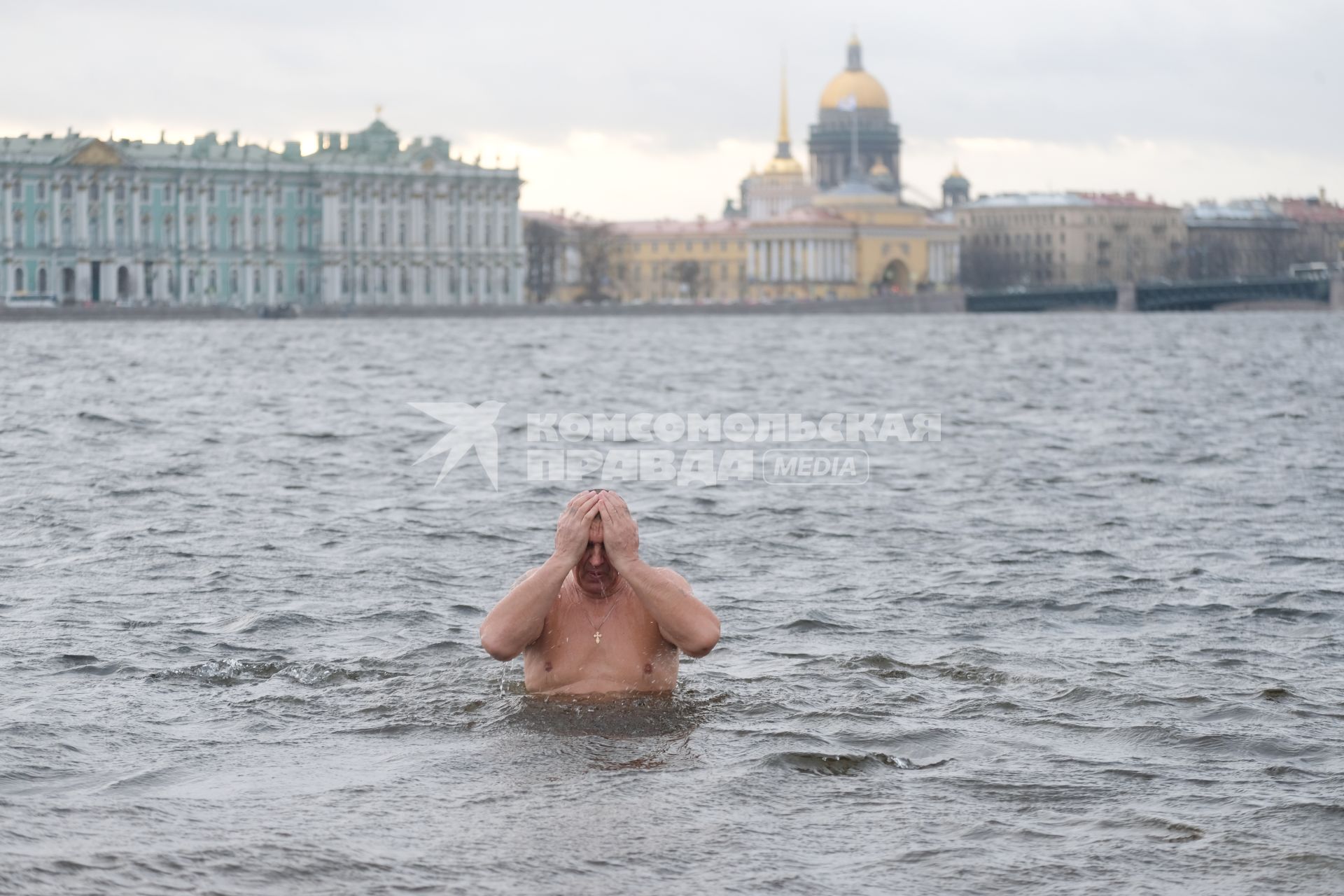 Санкт-Петербург. Крещенские купания в Неве у стен Петропавловской крепости.