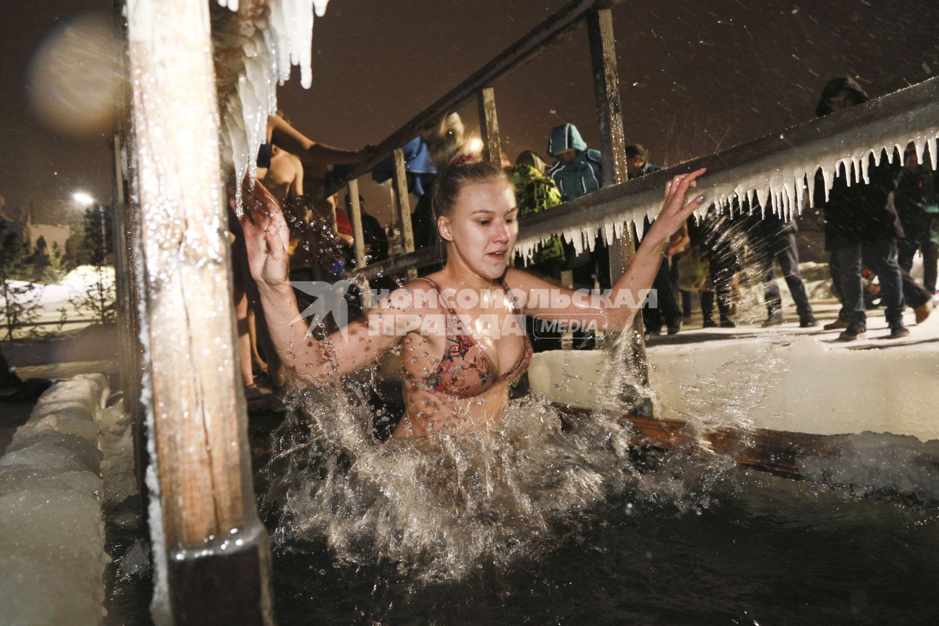 Барнаул.  Верующие во время крещенских купаний.