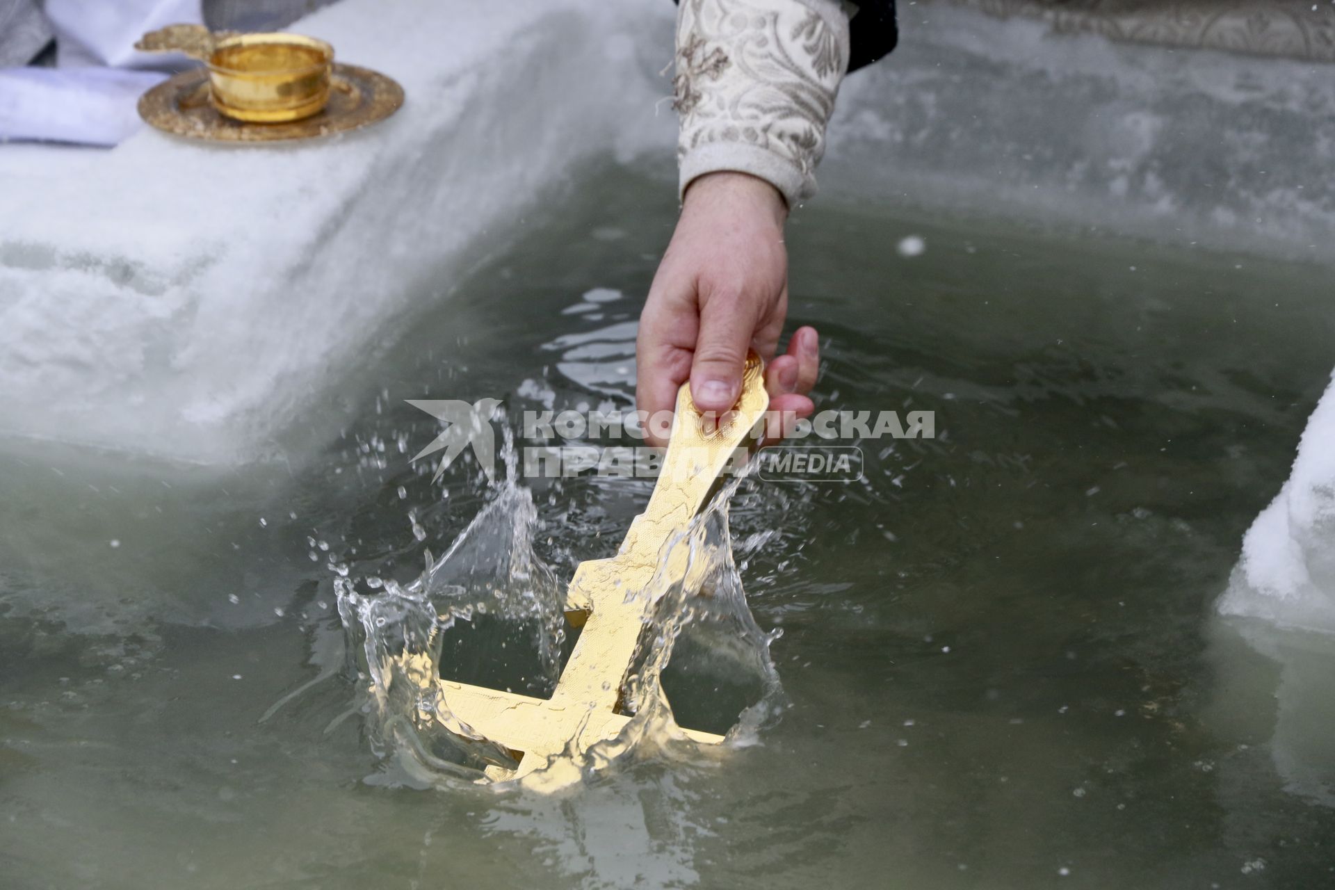 Барнаул.   Освящение воды в праздник Крещения Господня.