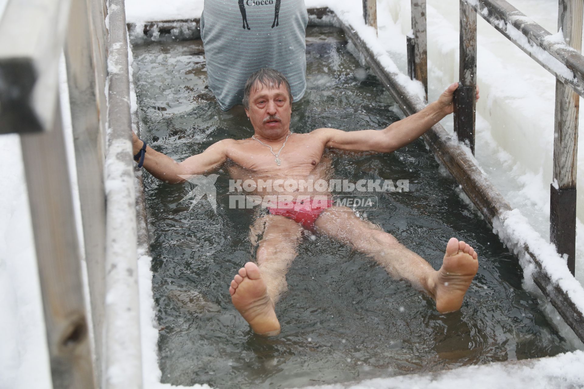 Барнаул.   Верующие во время крещенских купаний.