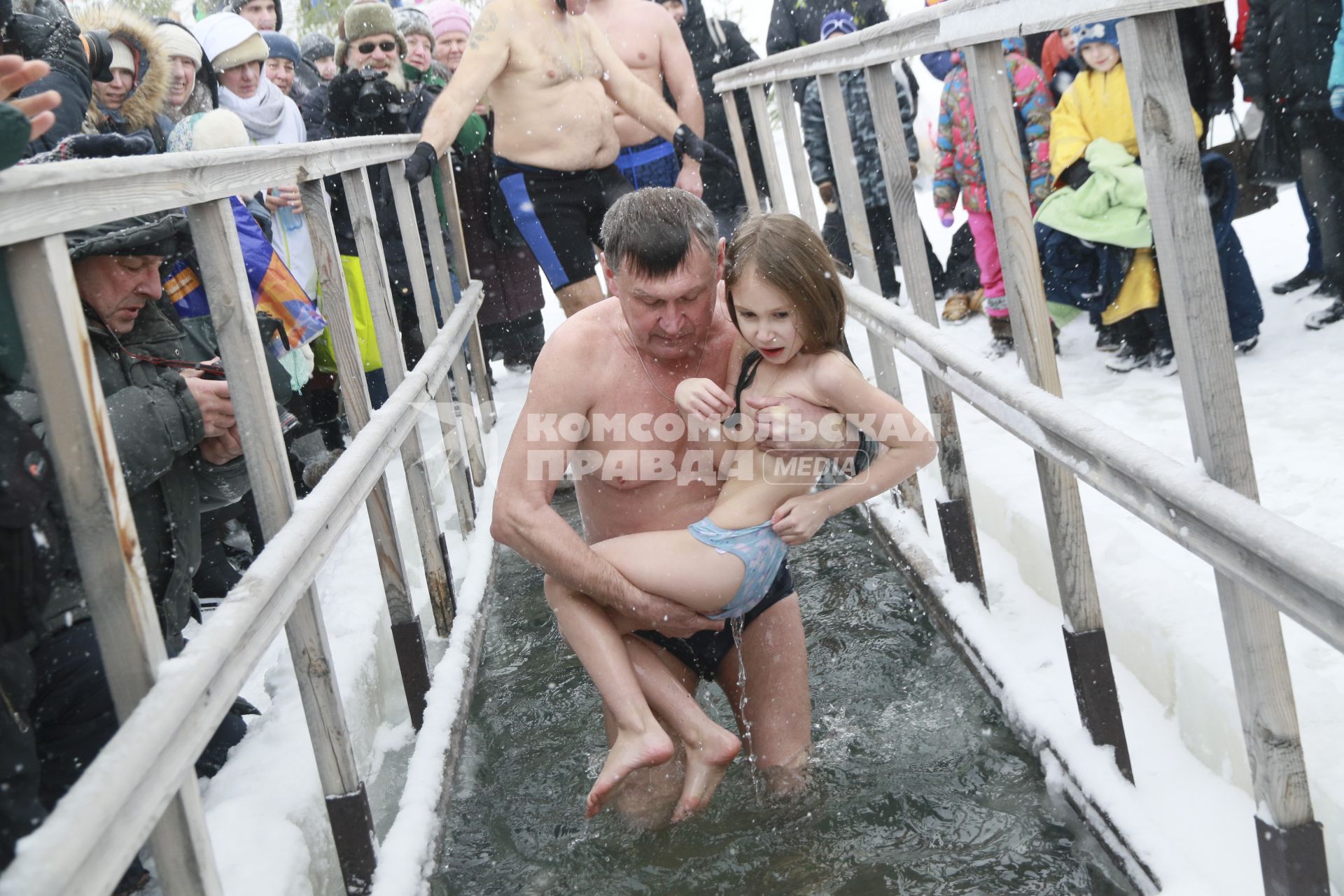 Барнаул.   Верующие во время крещенских купаний.