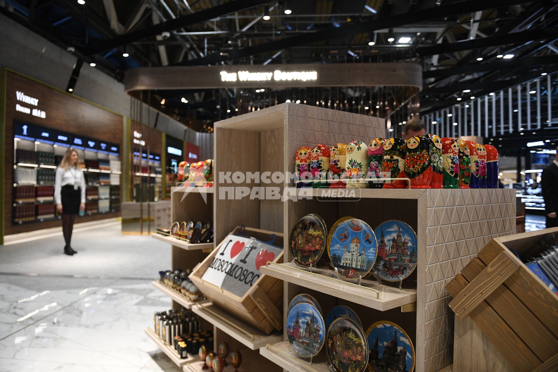 Московская область.  Продажа сувенирной продукции в зоне Duty Free в здании нового терминала С в международном аэропорту Шереметьево.
