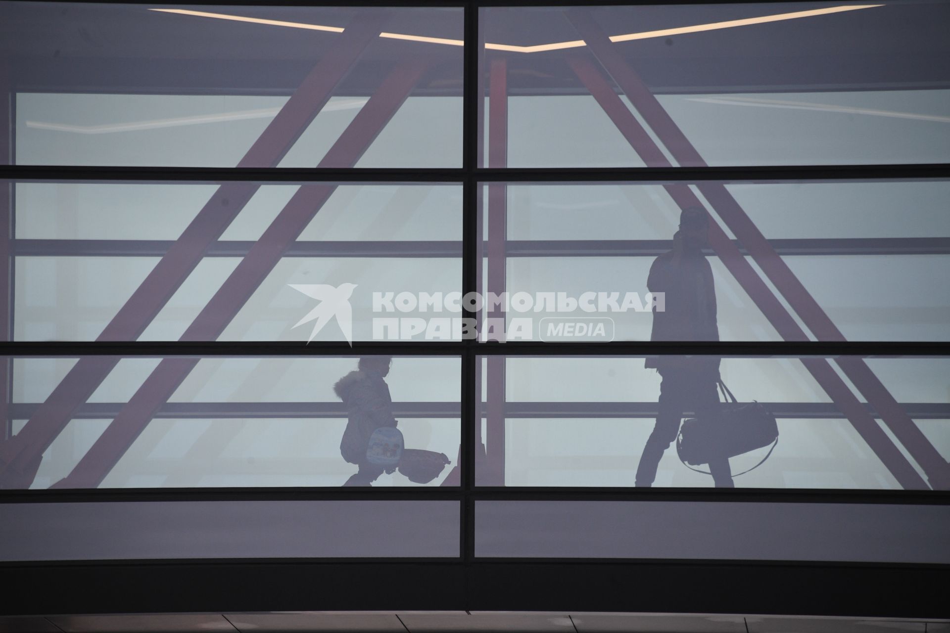 Московская область.  Пассажиры идут по коридору нового терминала С в  международном аэропорту Шереметьево.