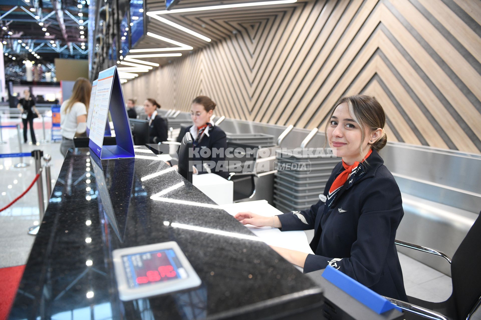 Московская область.  Сотрудницы международного аэропорта Шереметьево в здании нового терминала С.