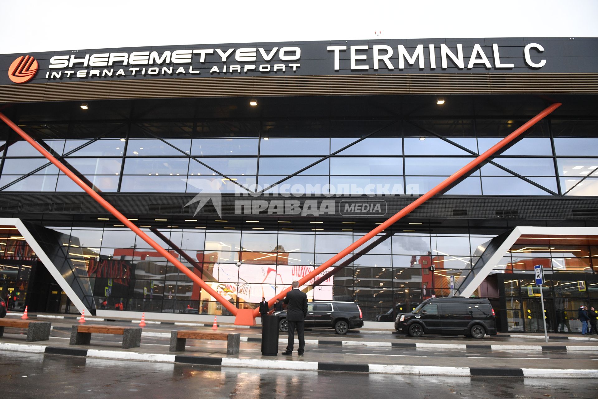 Москва.  Здание нового терминала С международного аэропорта Шереметьево.
