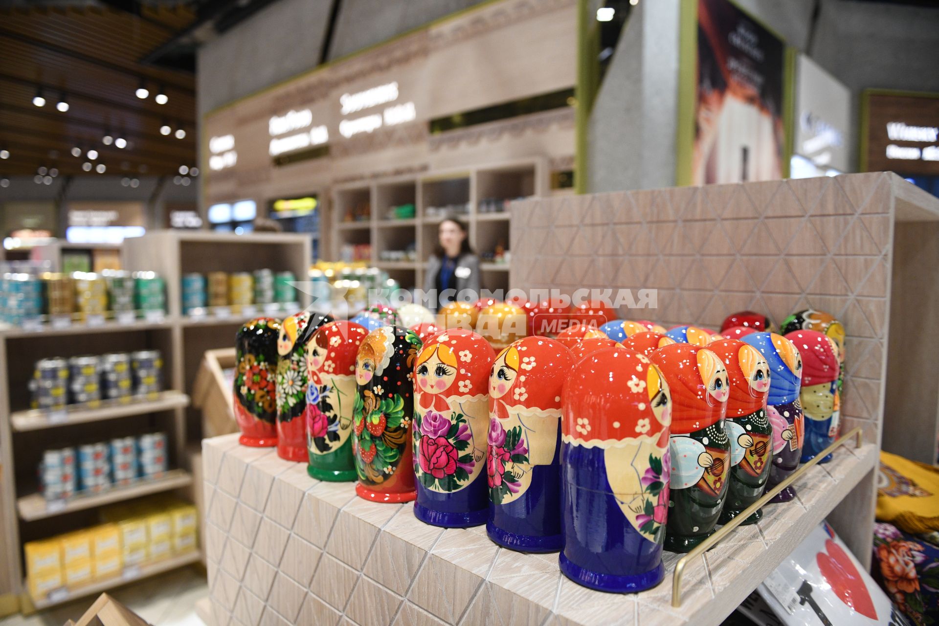 Московская область.  Продажа сувенирной продукции в зоне Duty Free в здании нового терминала С в международном аэропорту Шереметьево.