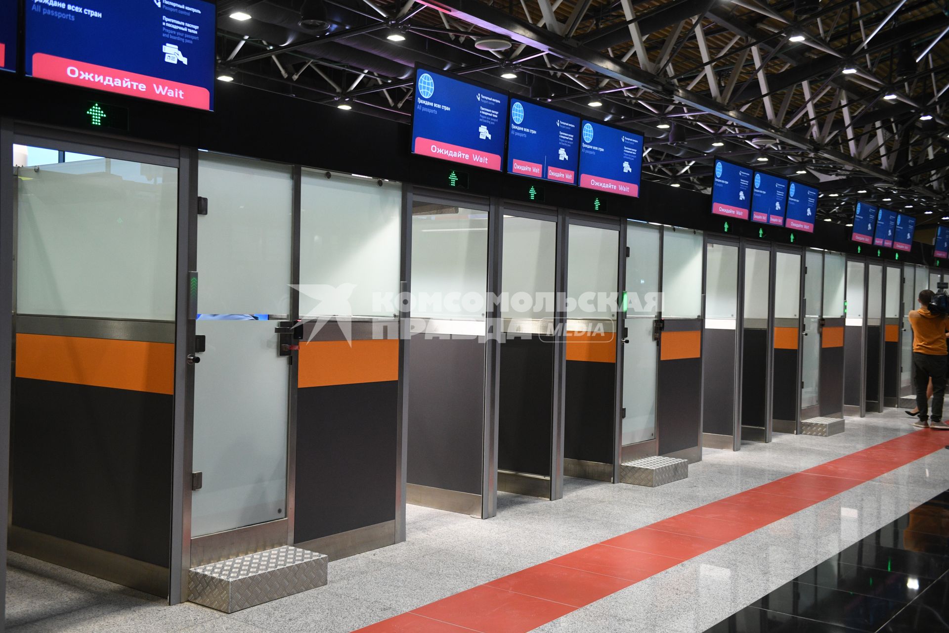 Московская область.  Зона паспортного контроля  в здании нового терминала С международного аэропорта Шереметьево.