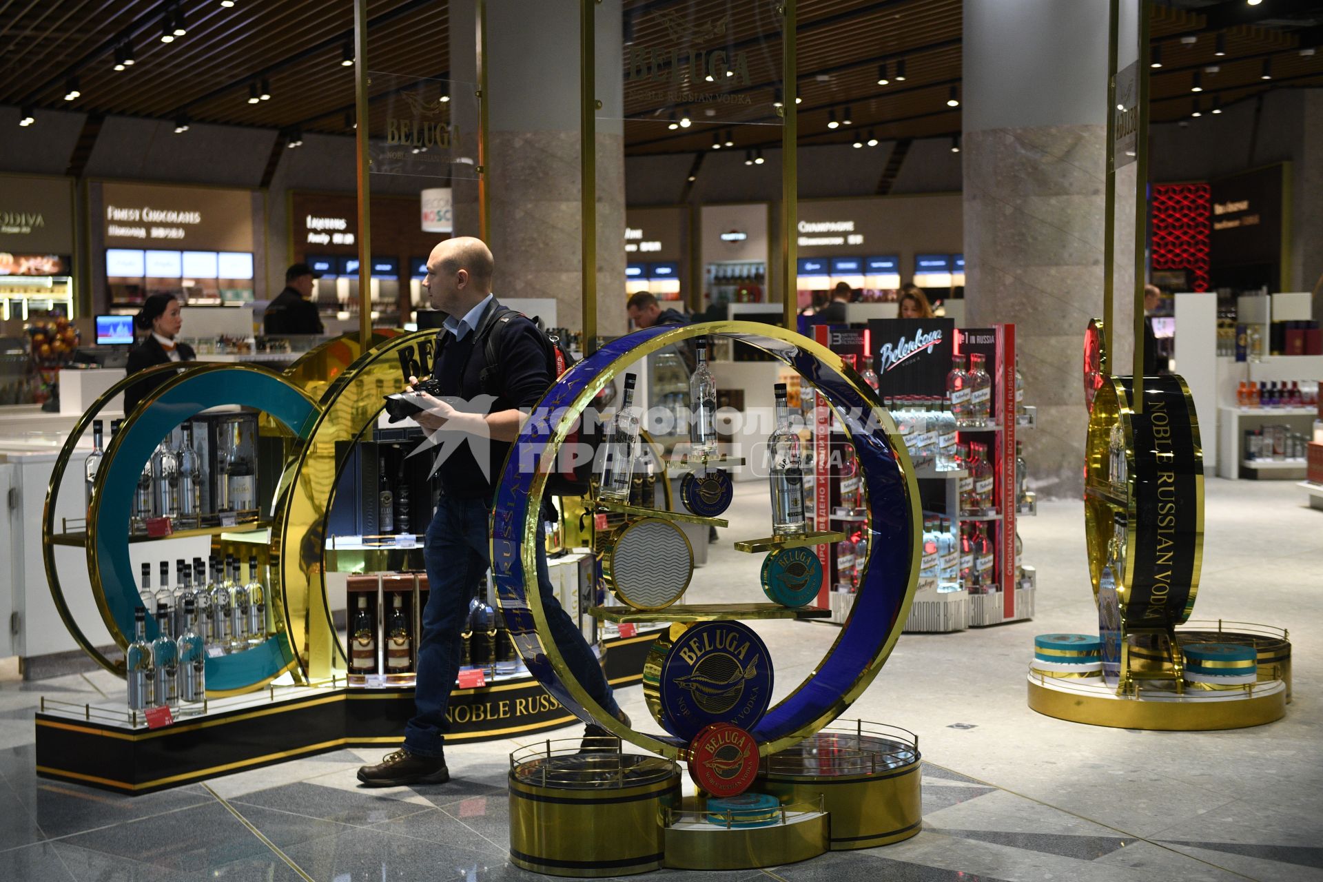 Московская область.  Продажа сувенирной продукции в зоне Duty Free в здании нового терминала С в международном аэропорту Шереметьево.