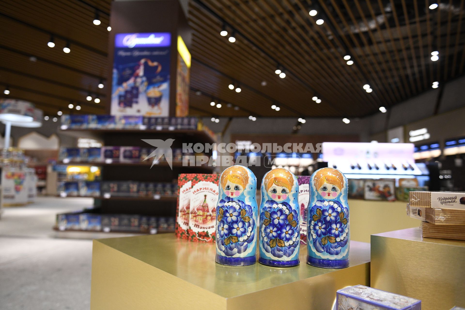 Московская область.  Продажа сувенирной продукции в зоне Duty Free в здании нового терминала С в международном аэропорту Шереметьево.